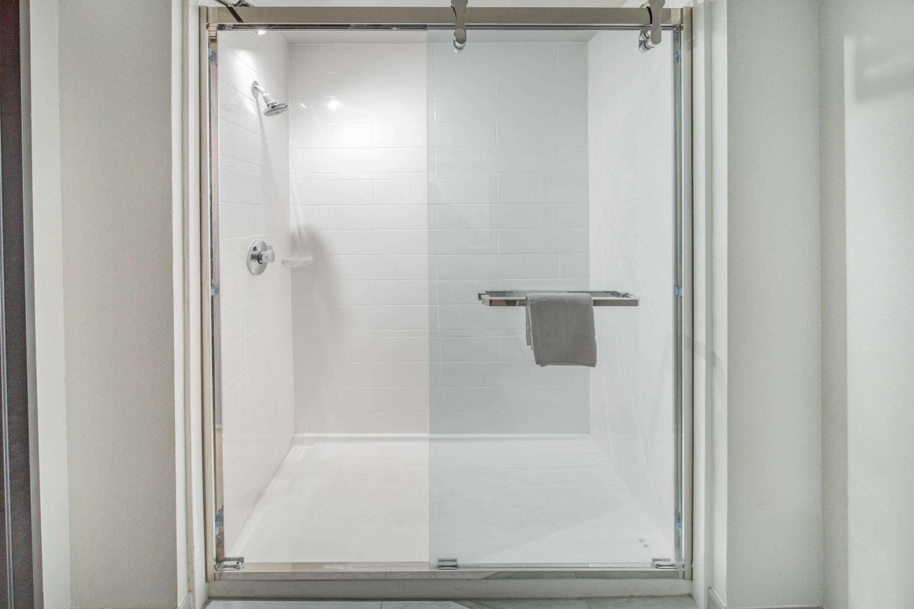 Deluxe King Room - Non-Smoking - Photo 4