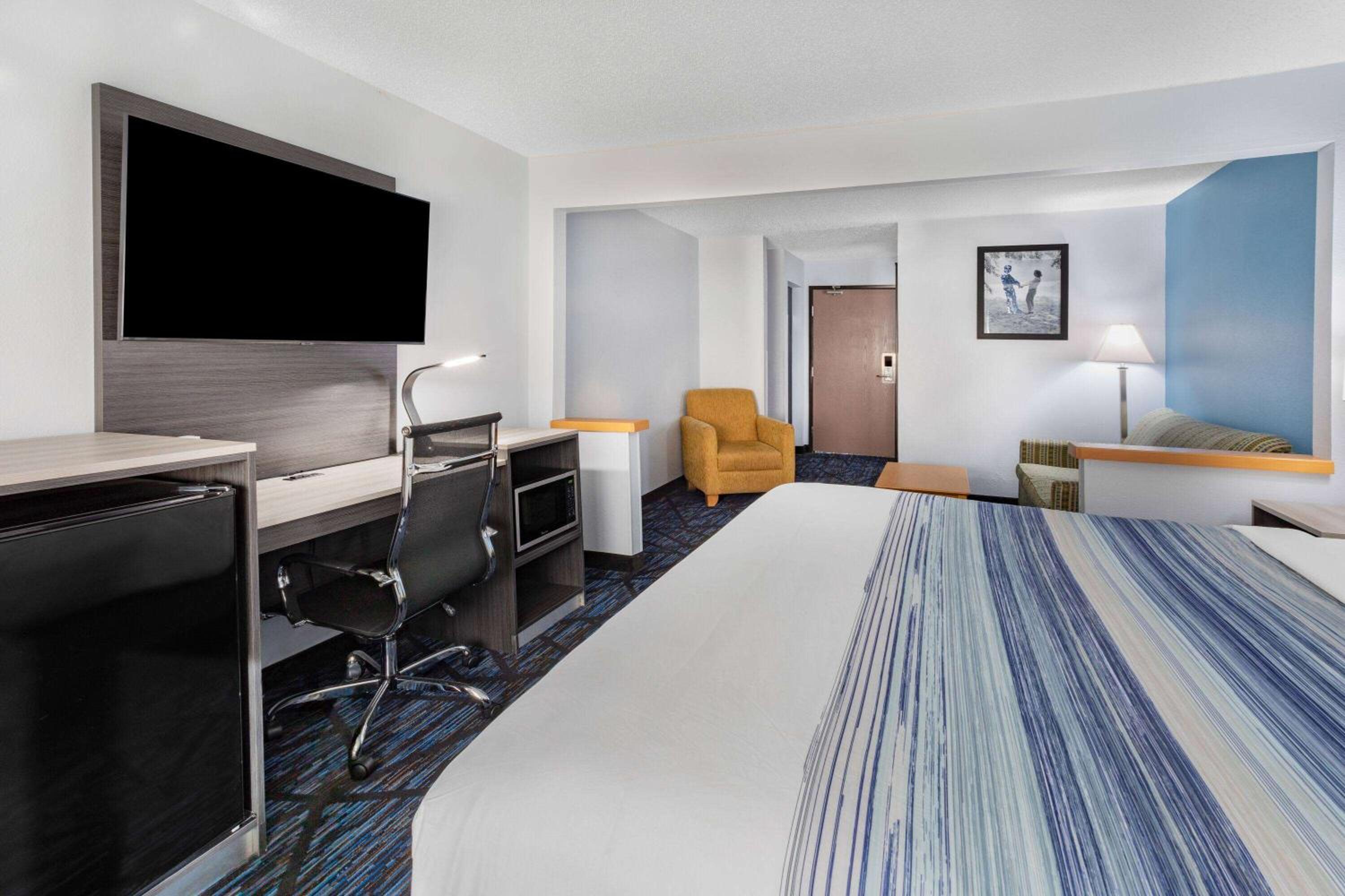 King Suite - Non-Smoking - Photo 1