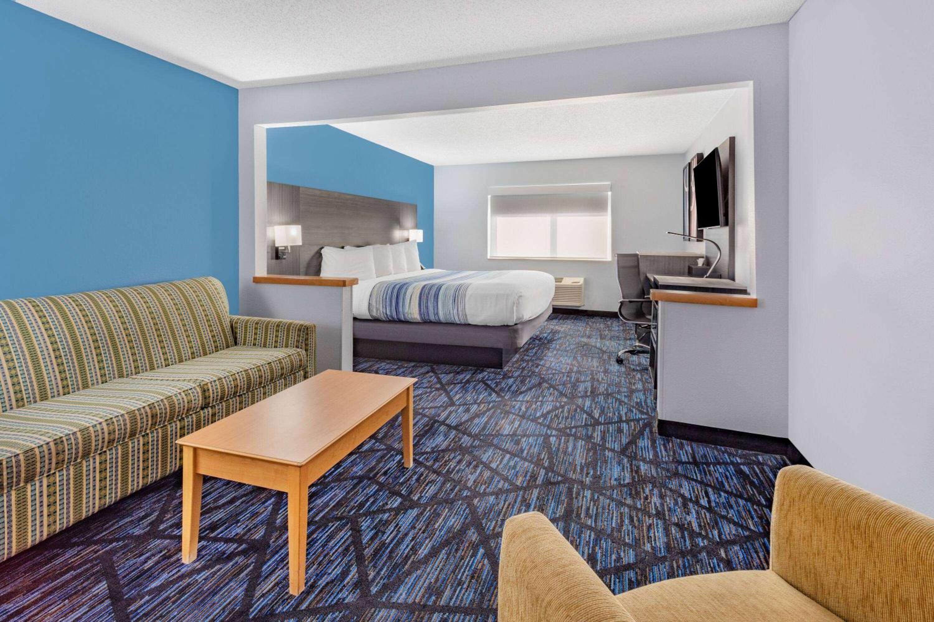 King Suite - Non-Smoking - Photo 2
