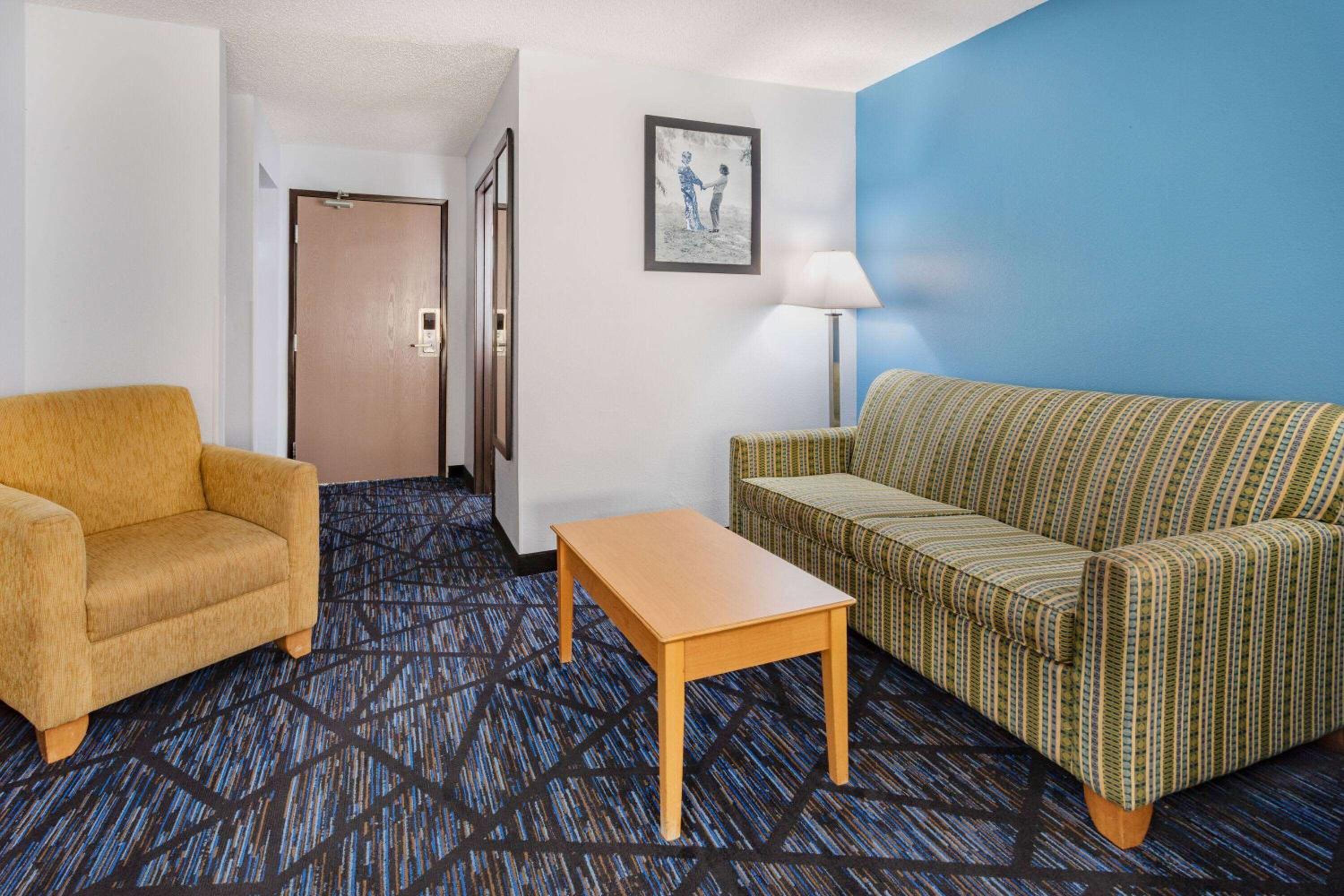 King Suite - Non-Smoking - Photo 4