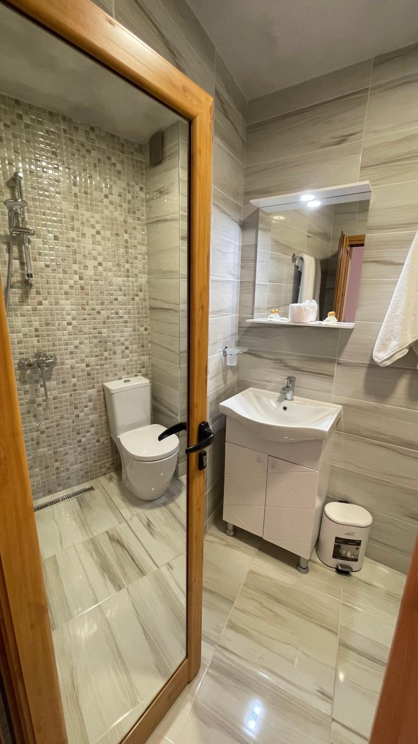 Standard Double Room - Photo 9