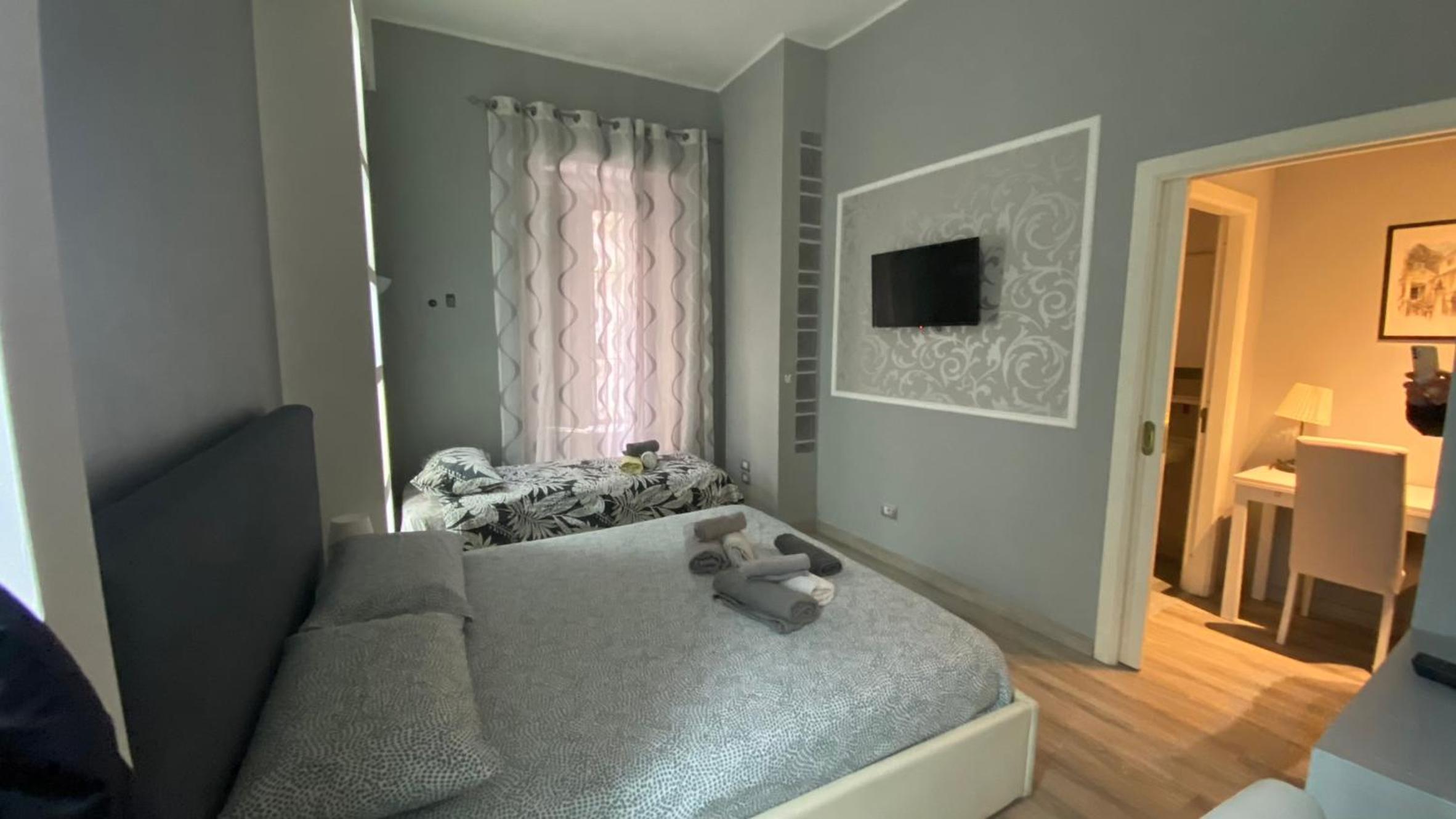 Deluxe Double Room with Extra Bed - Photo 1