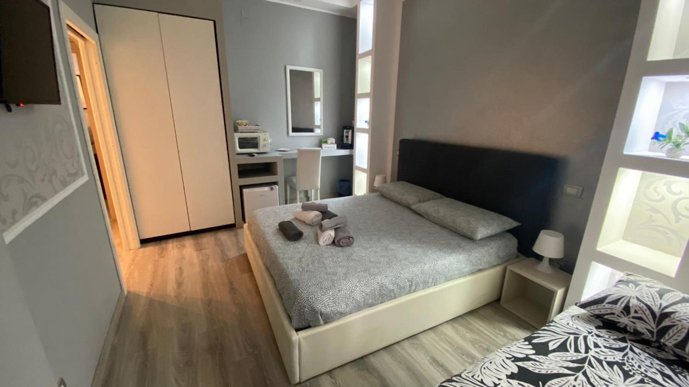 Deluxe Double Room with Extra Bed - Photo 13