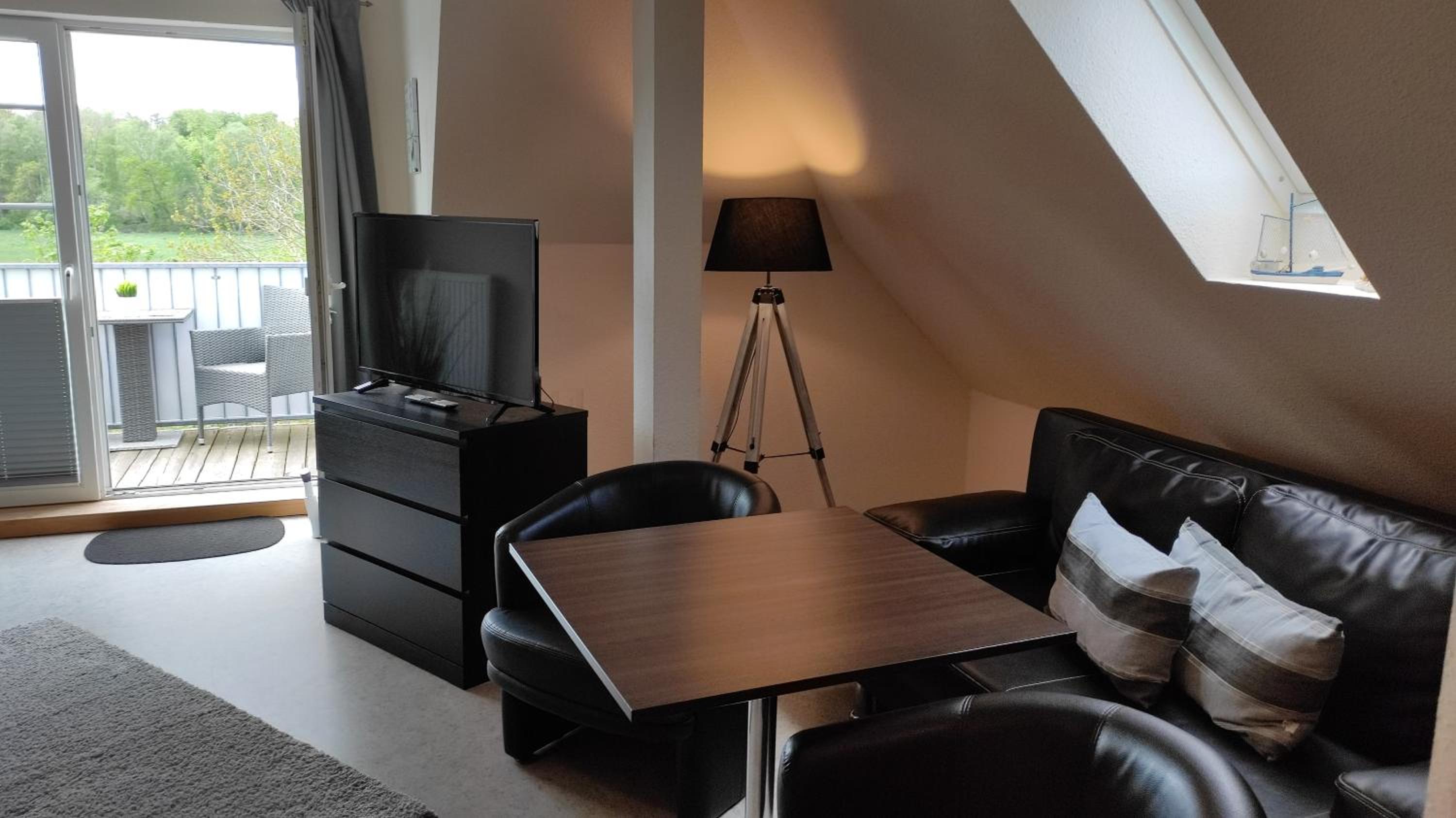 One-Bedroom Junior Suite with Balcony and Kitchenette photo 3
