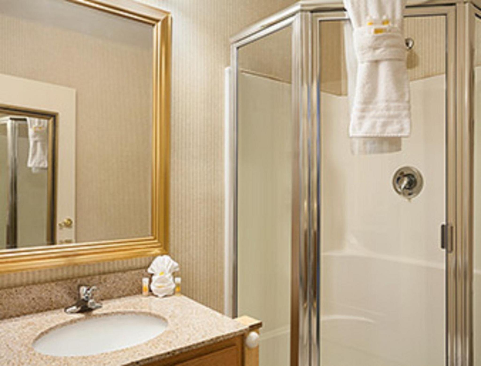 Queen Room with Two Queen Beds - Mobility Access/Non-Smoking photo 3