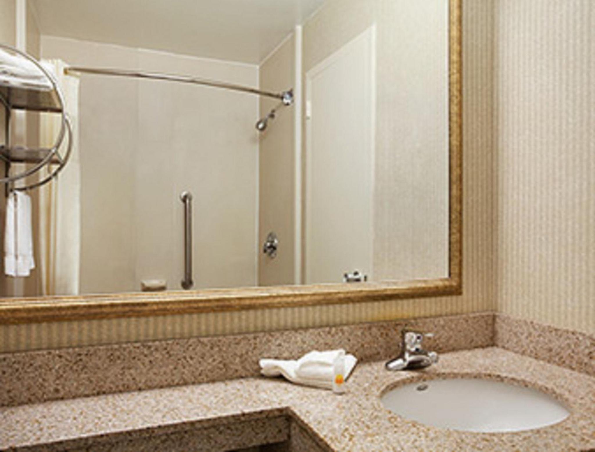 King Room - Non-Smoking photo 2