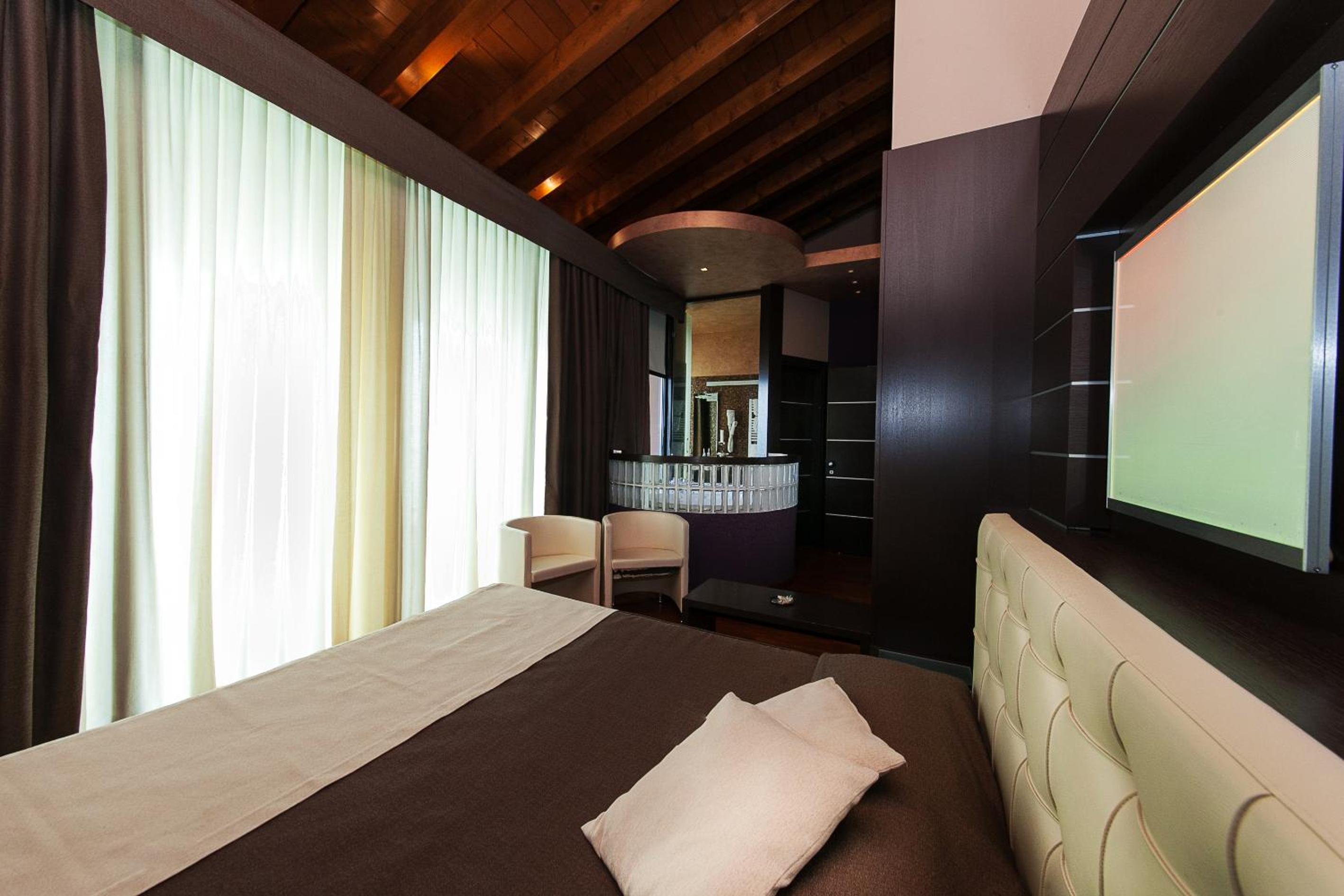 Suite with Lake View and Hot Tub