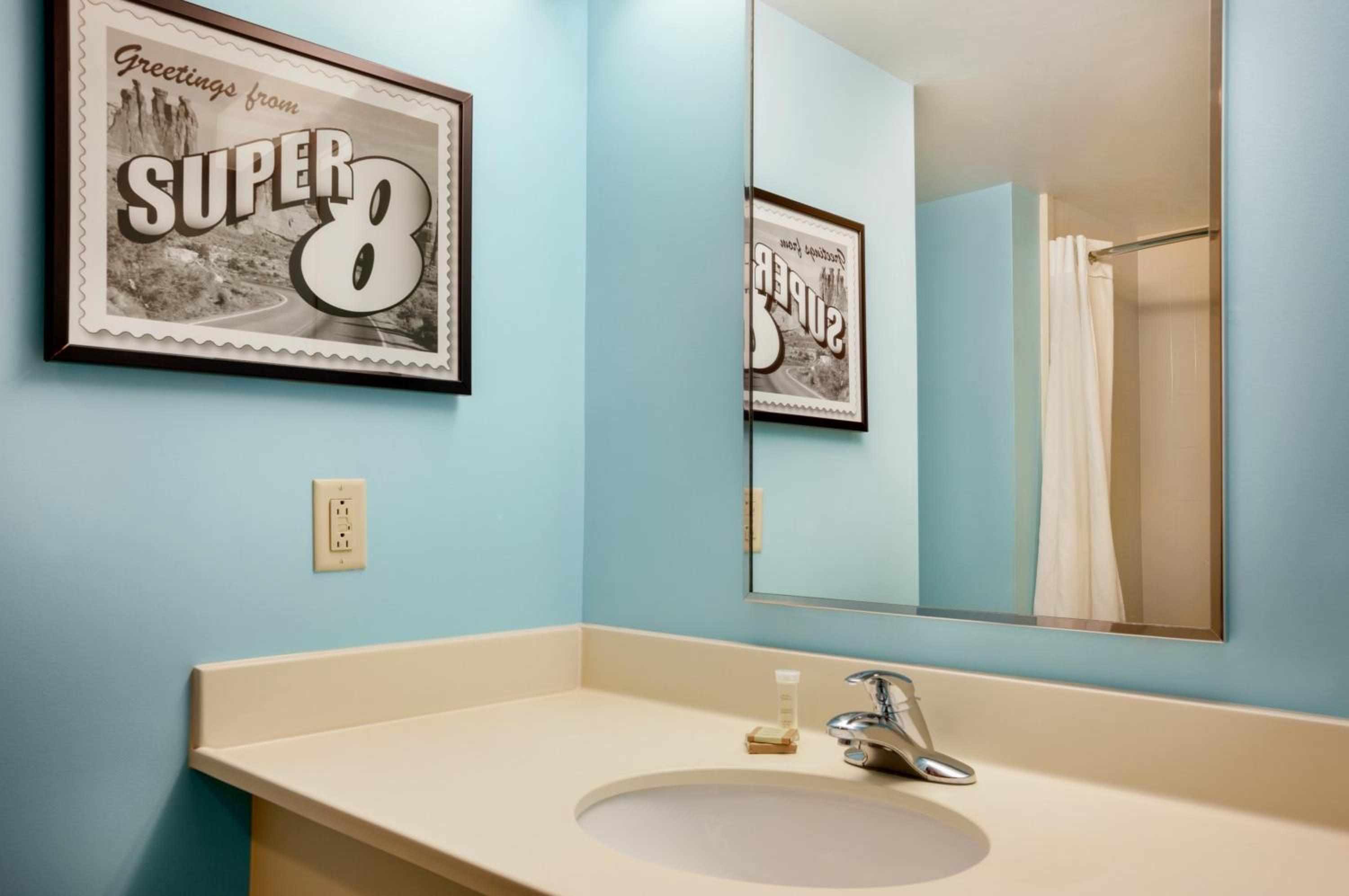 King Room - Non-Smoking - Photo 3