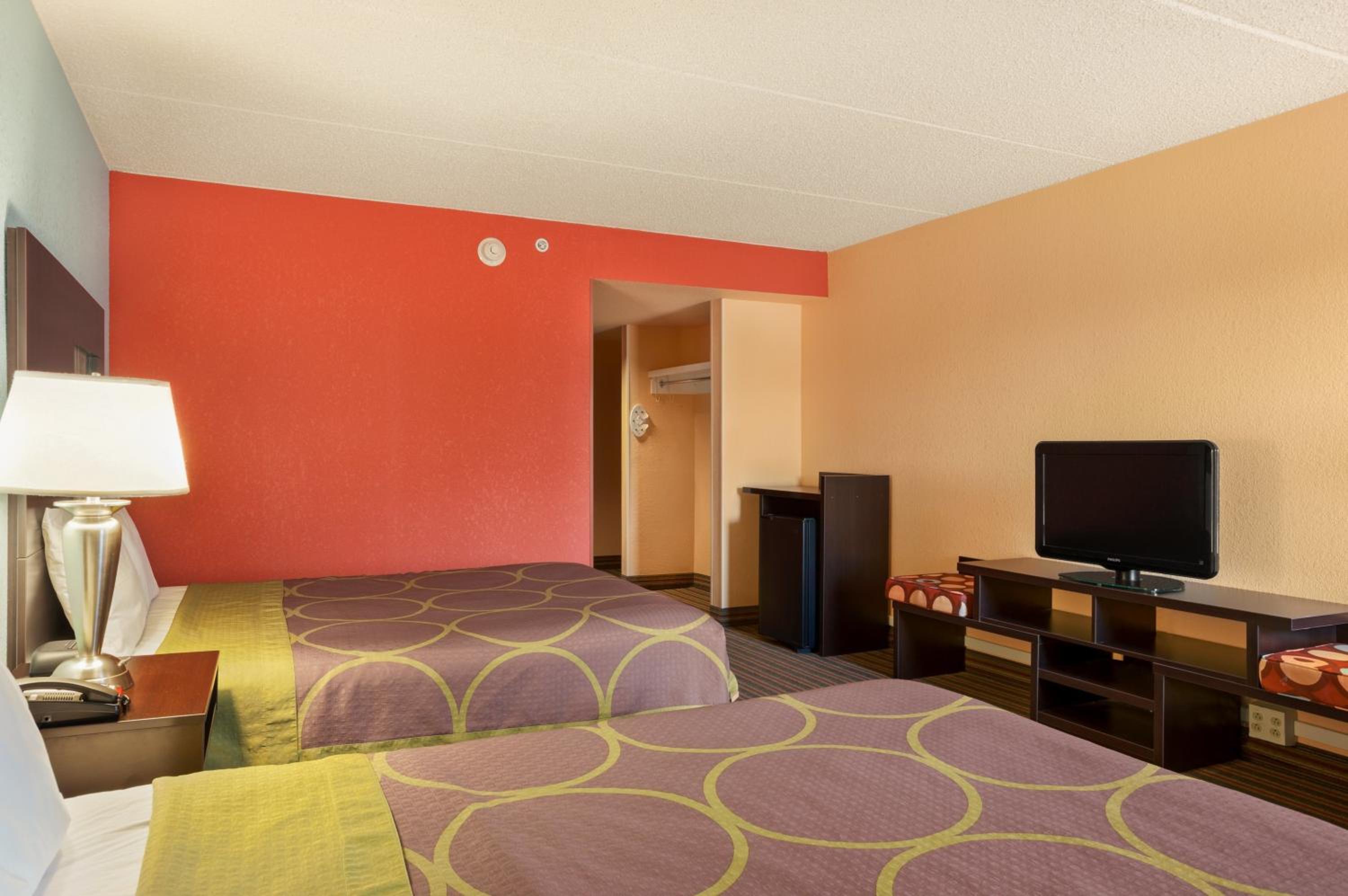 Queen Room with Two Queen Beds - Non-Smoking - Photo 3