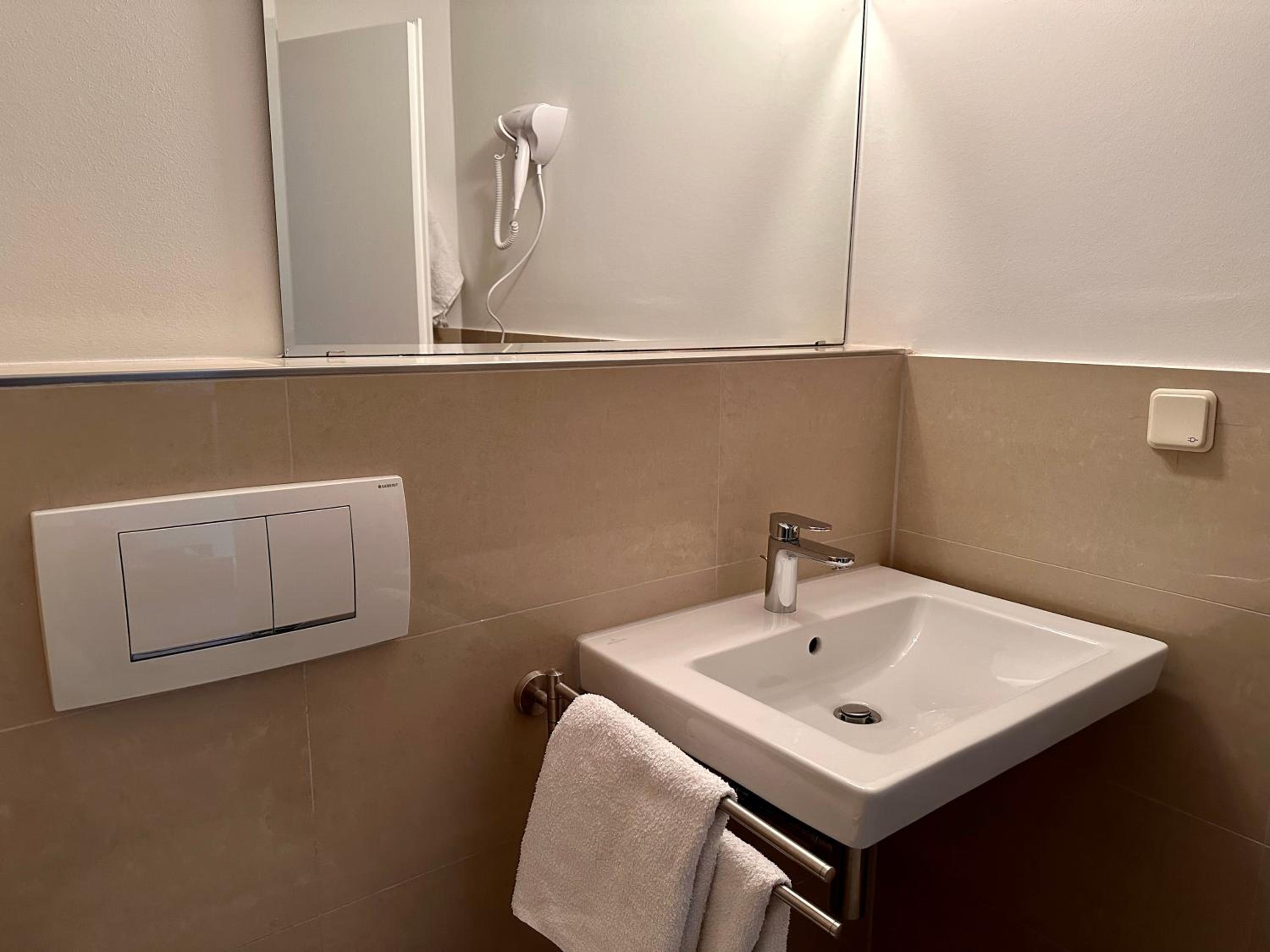 Twin Room with Rhine River View - Photo 9