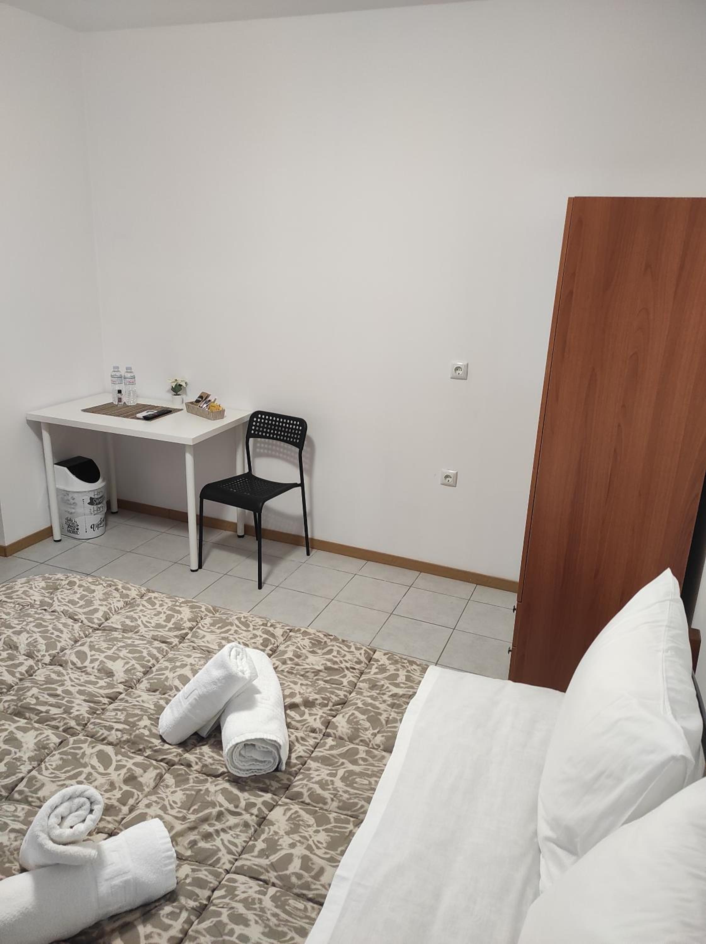 Standard Double or Twin Room with Balcony - Photo 12