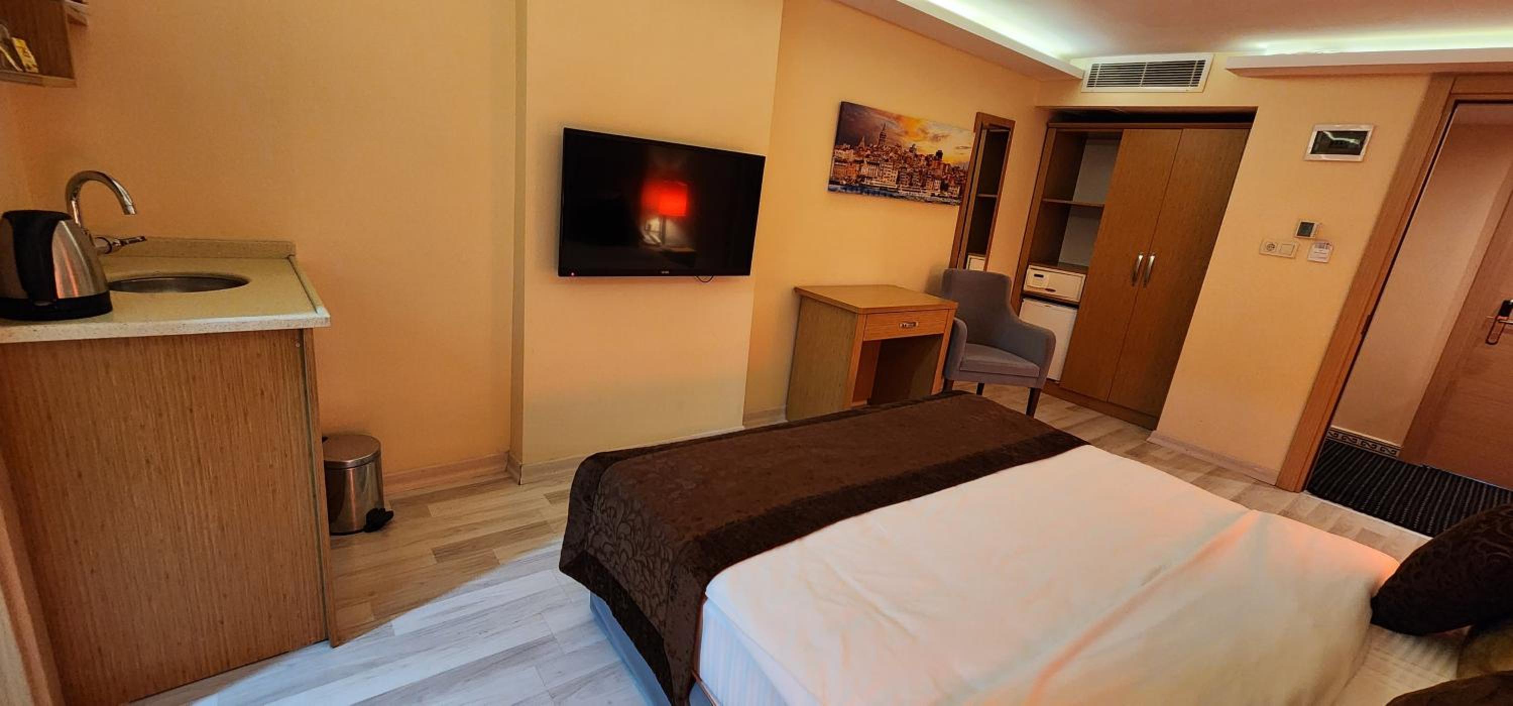 Budget Double Room photo 2