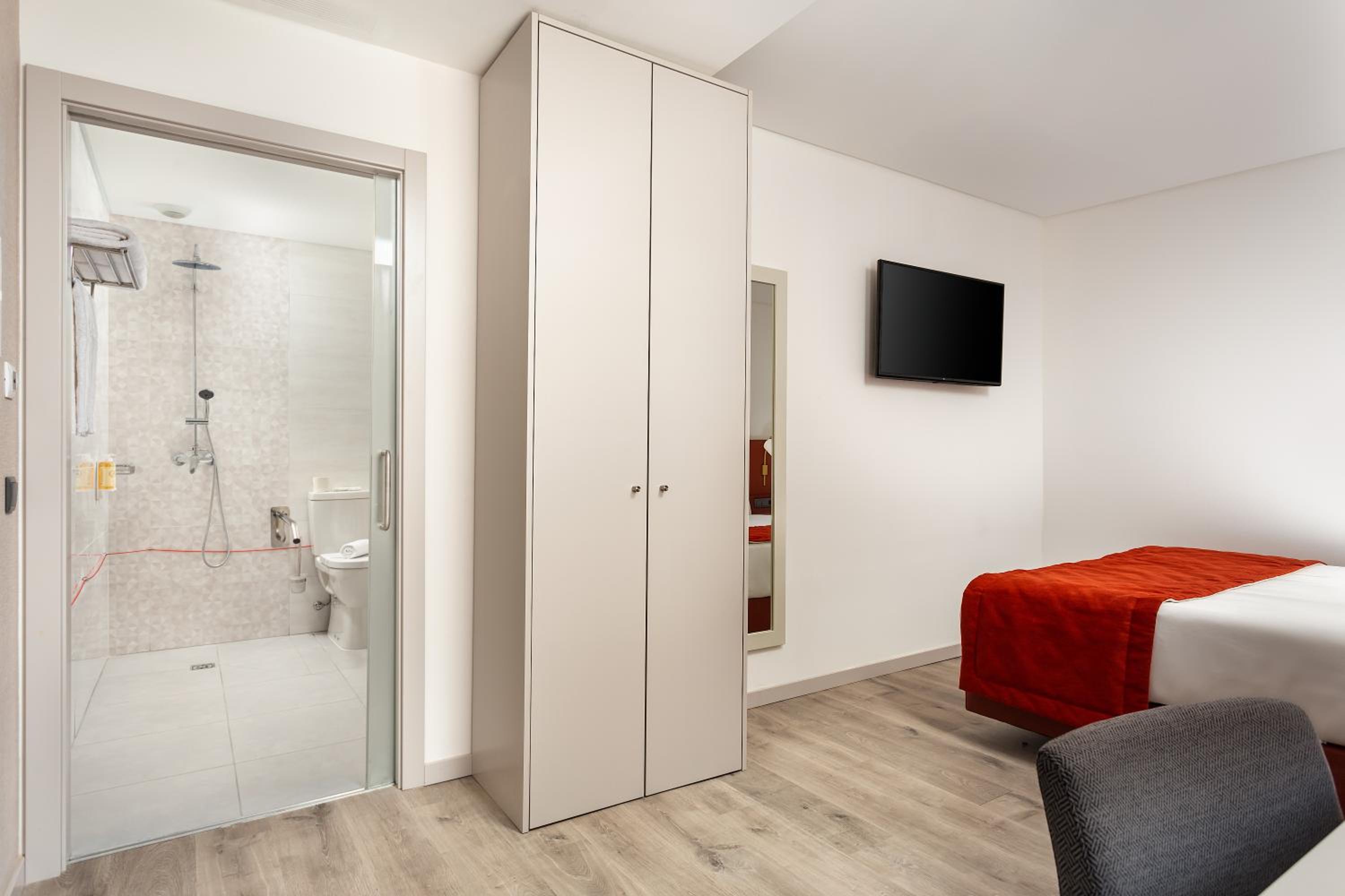Double Room - Disability Access photo 3