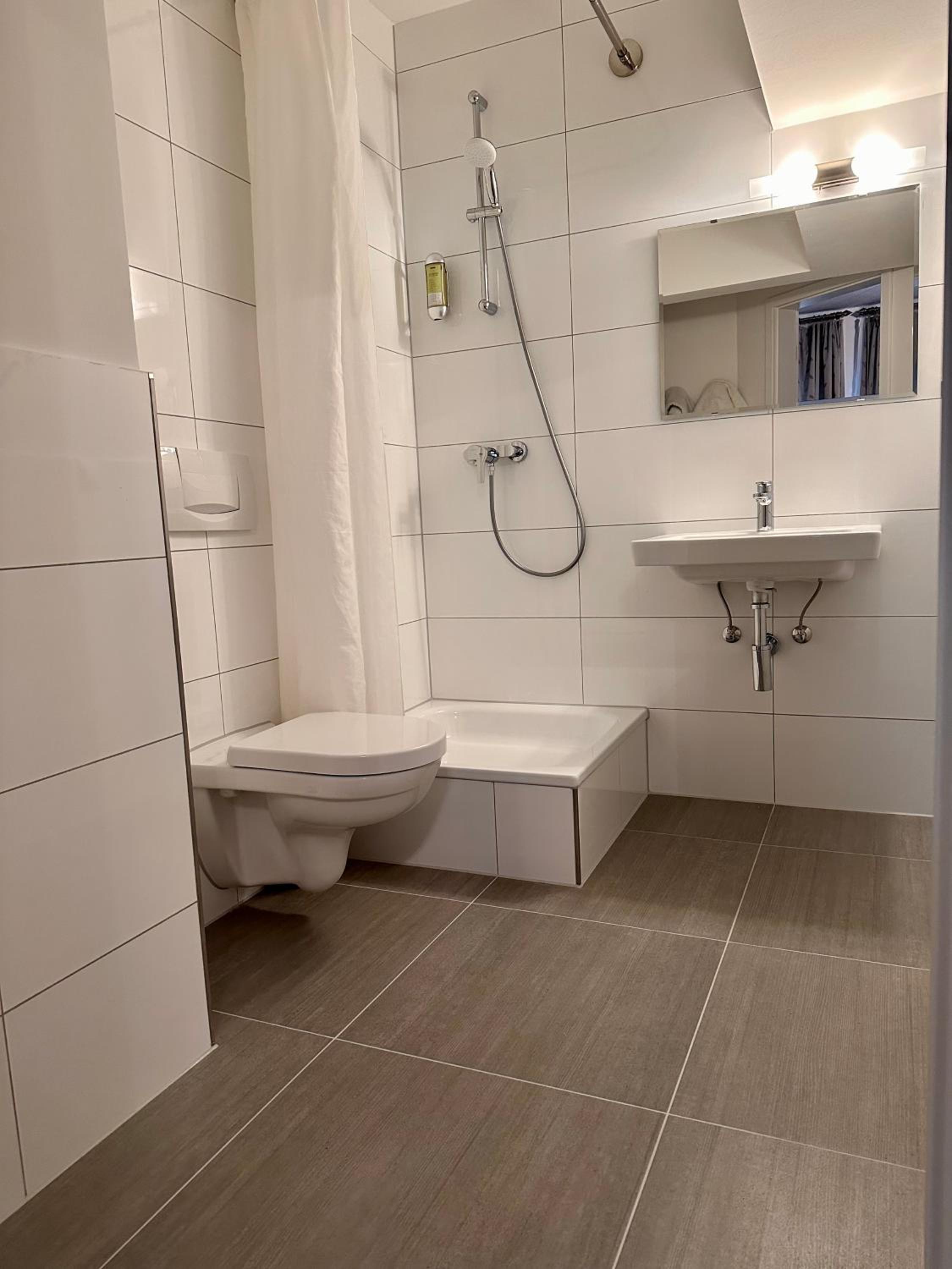 Standard King Room - Photo 7