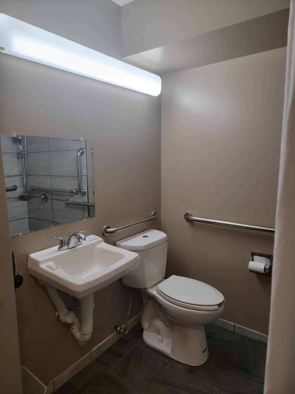King Room with Roll-in Shower - Mobility Accessible/Non-Smoking photo 3