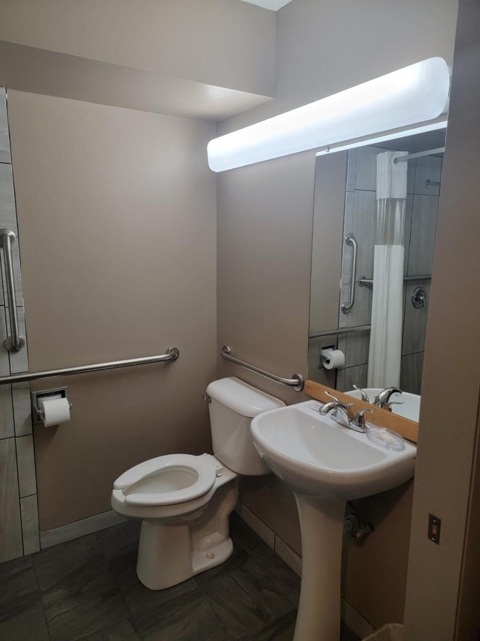 Double Room with Two Double Beds and Roll-In Shower - Mobility Access/Non-Smoking photo 2
