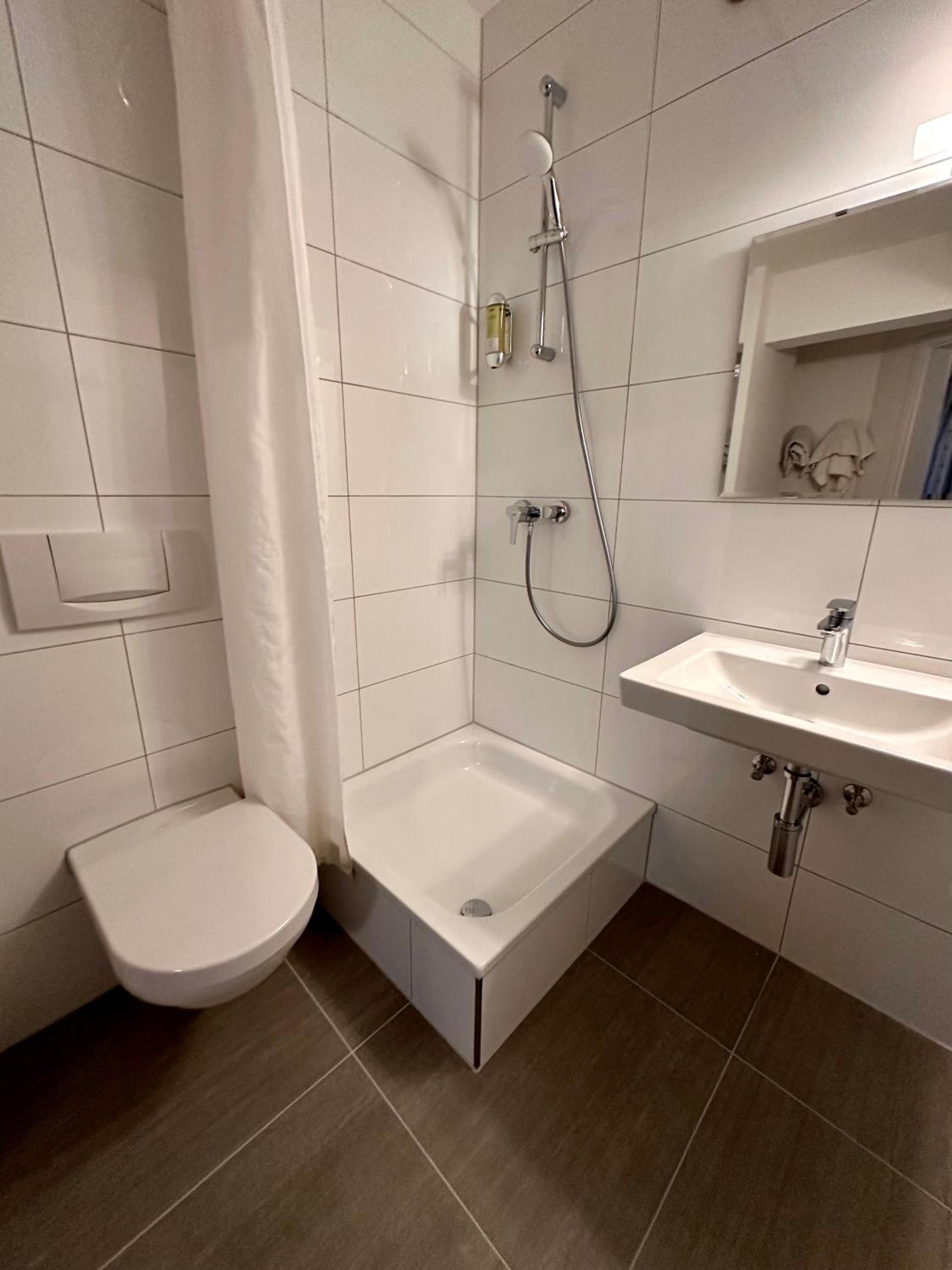Standard King Room - Photo 6