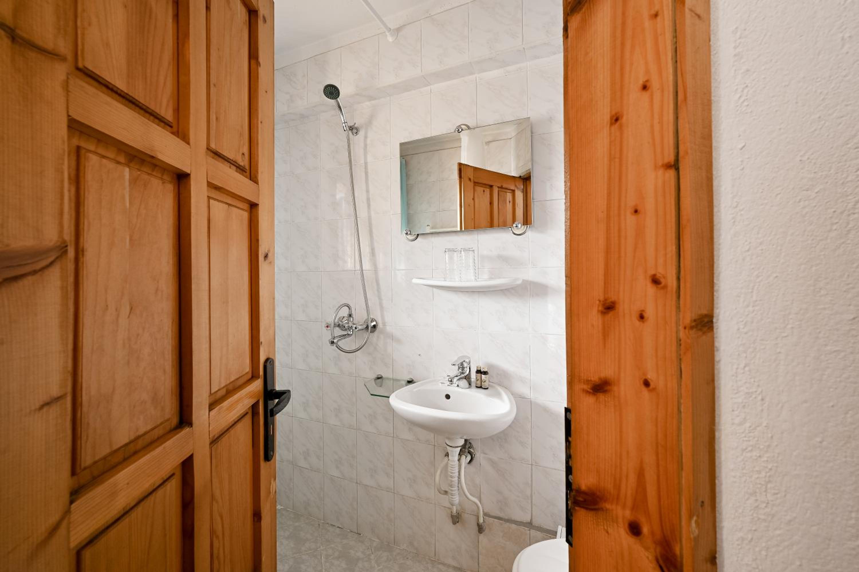 Standard Double Room - Photo 4