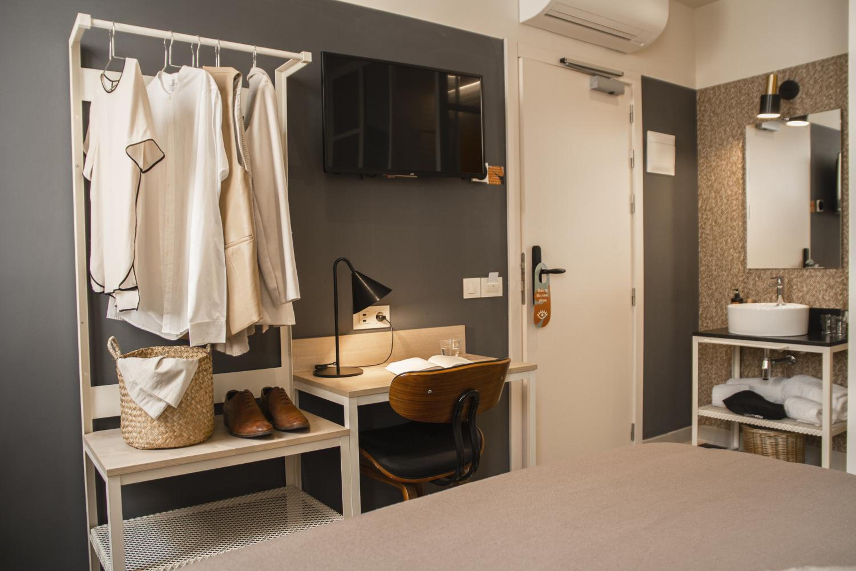 Standard Double Room - Photo 7