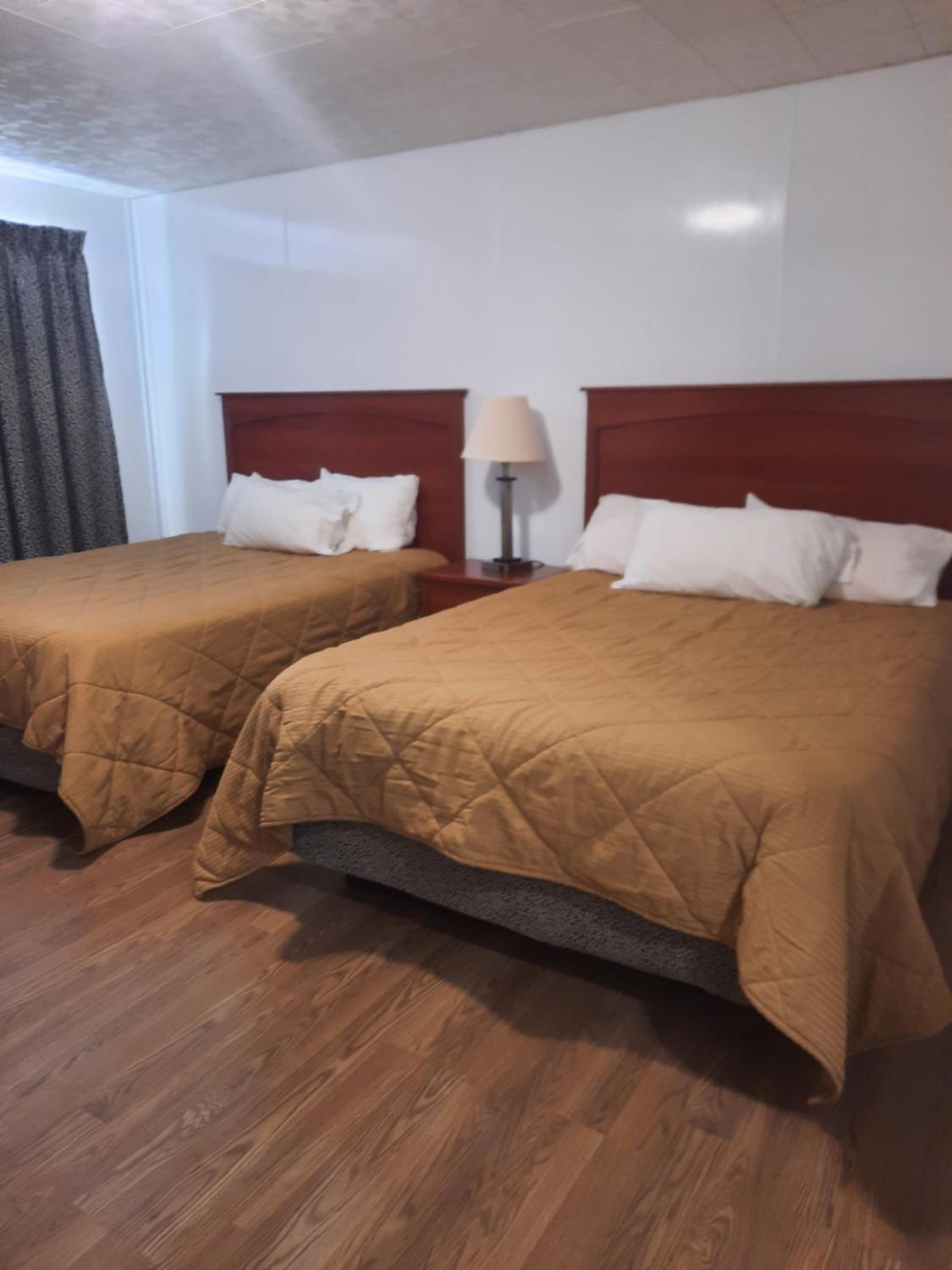 Queen Room with Two Queen Beds photo 3