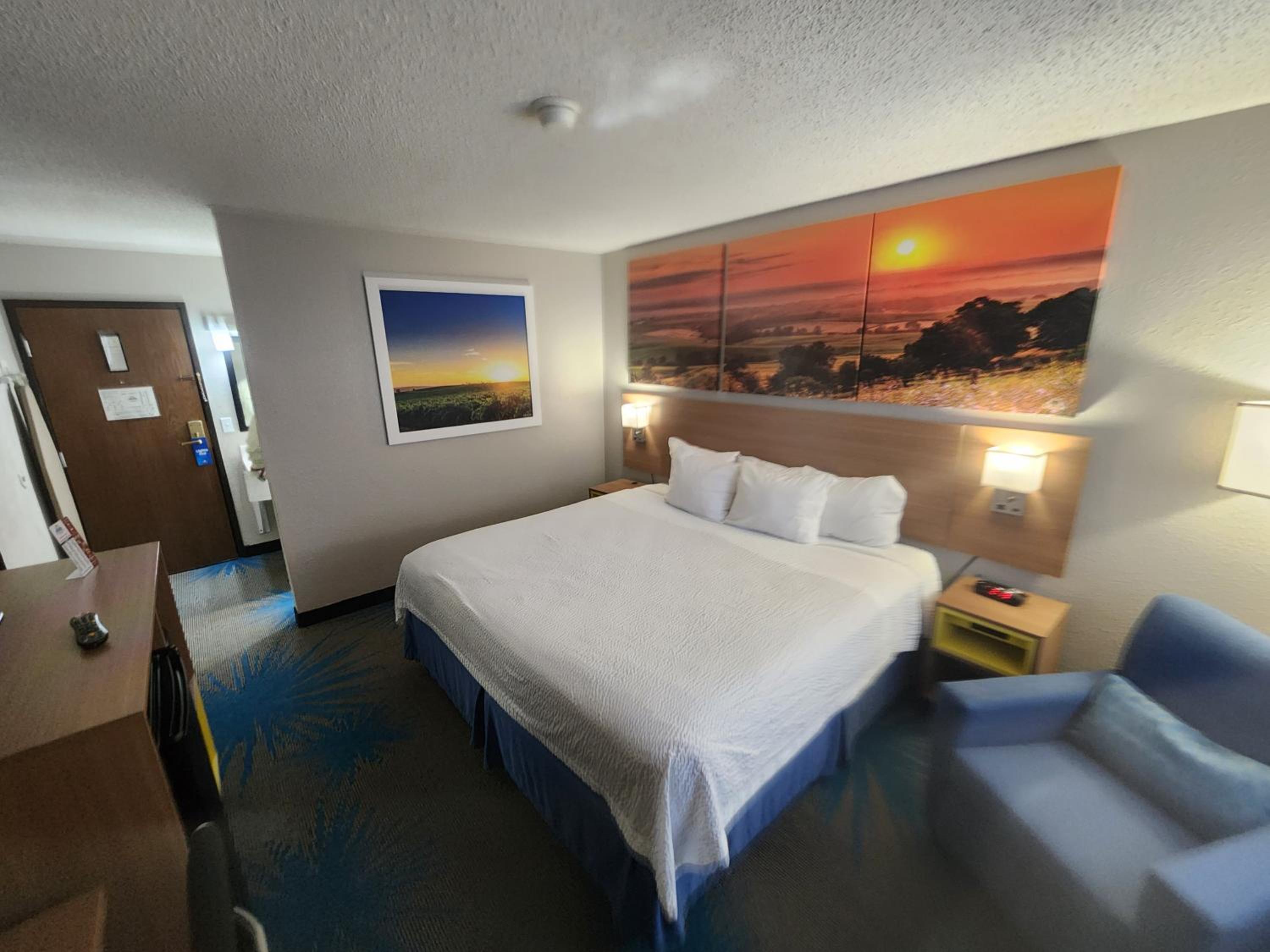 King Room - Non-Smoking - Photo 4