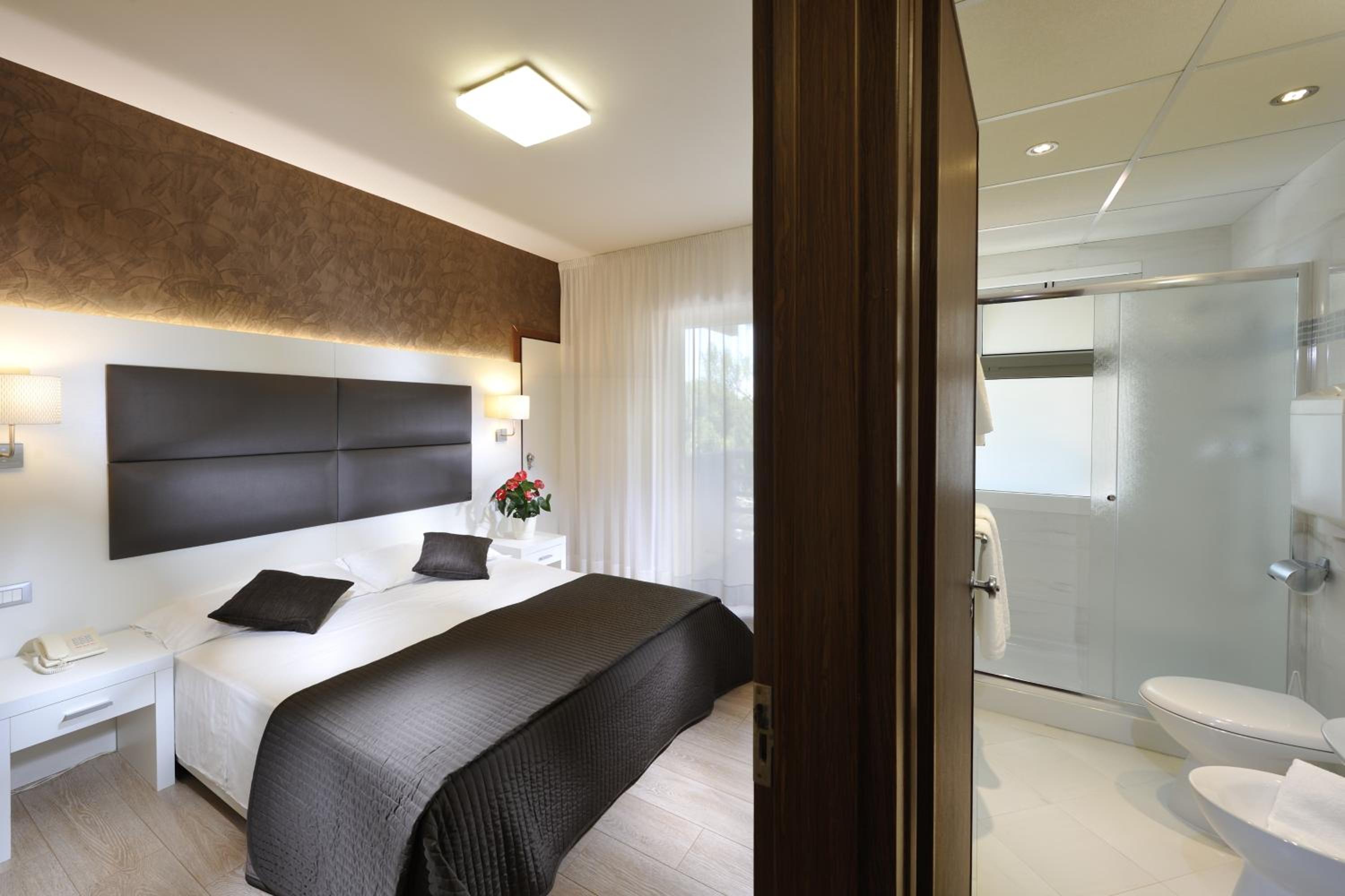 Double Room - Photo 8