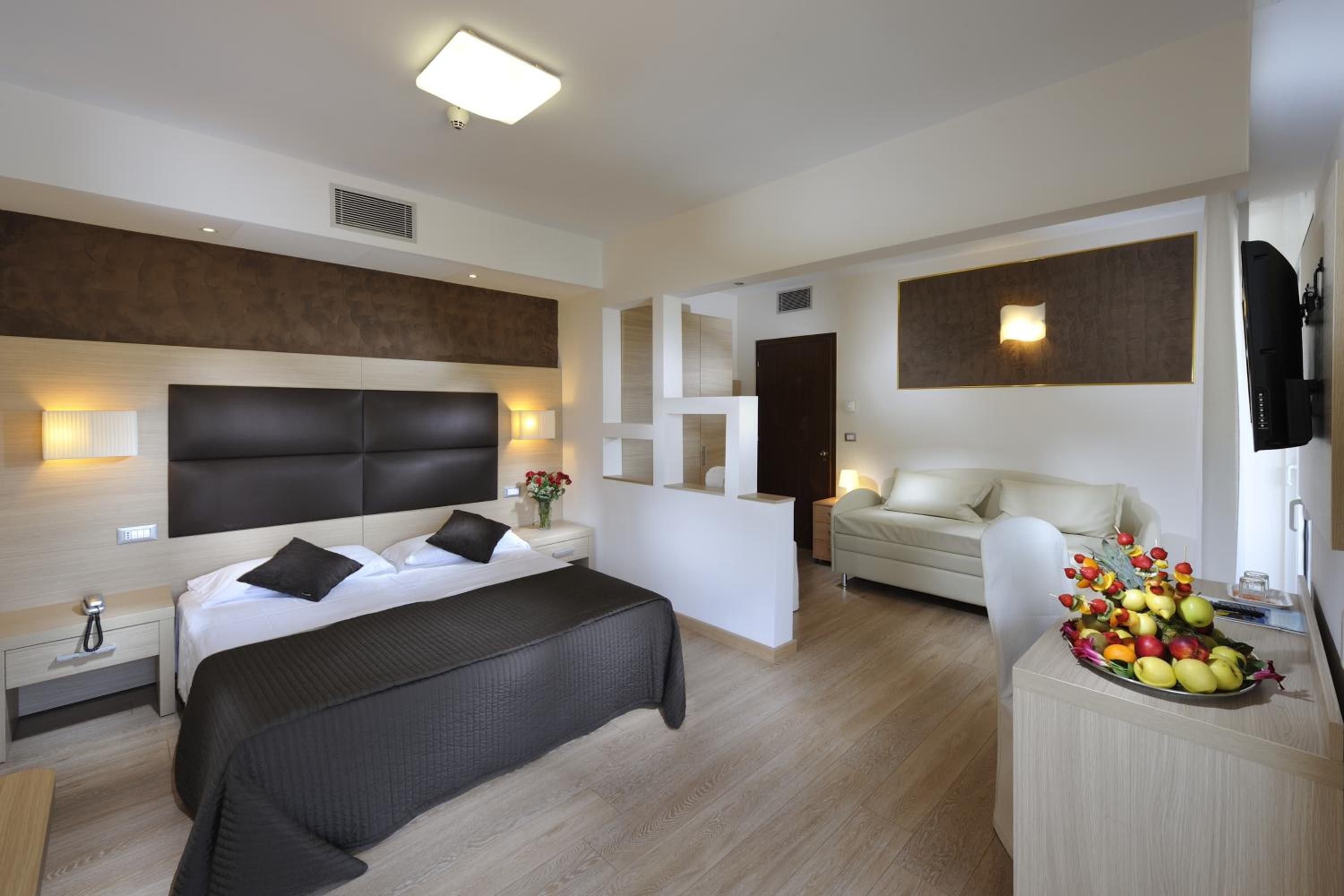 Deluxe Triple Room - Photo 1
