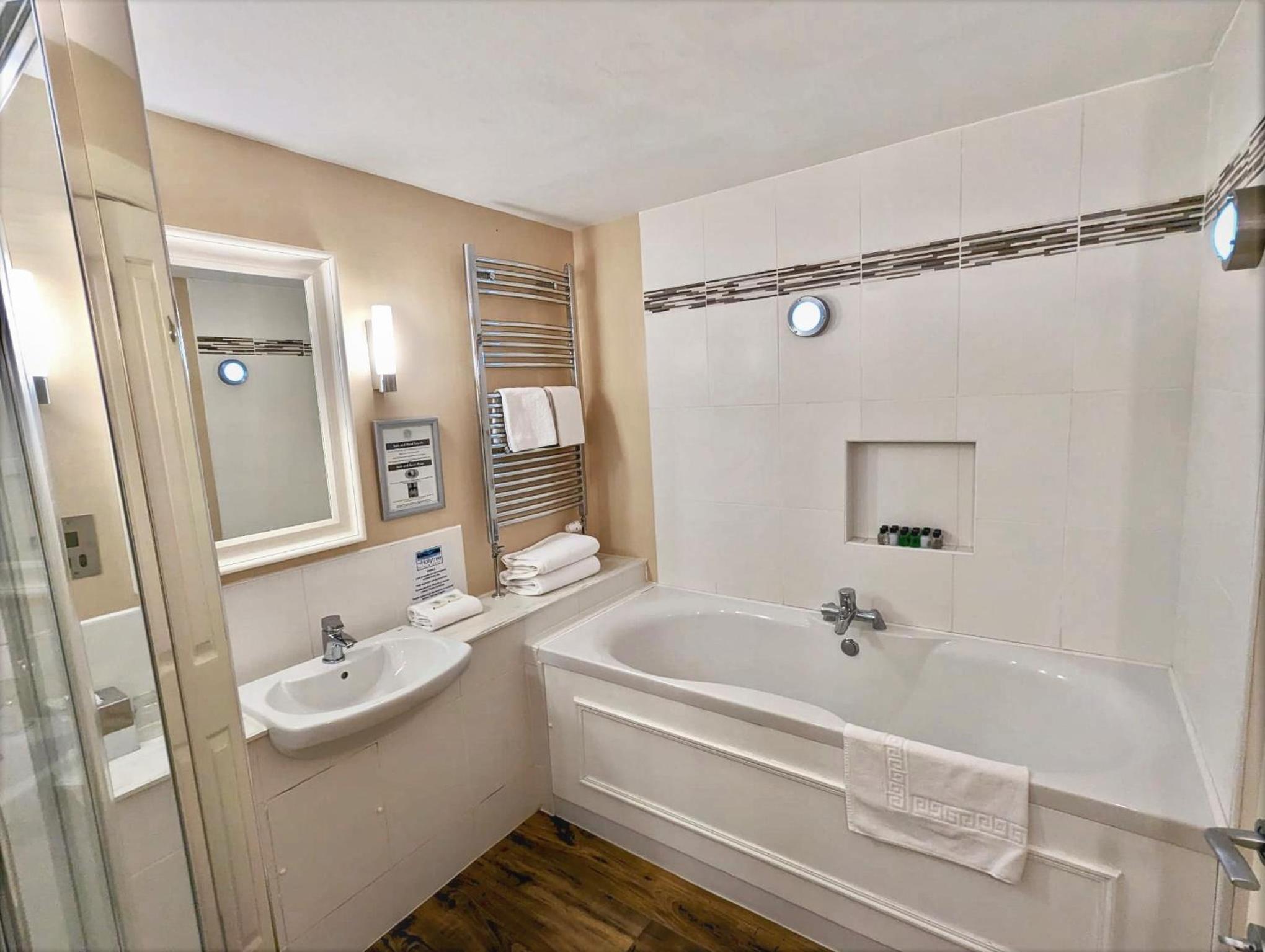 Captain’s Sea View Room with Balcony - Photo 4
