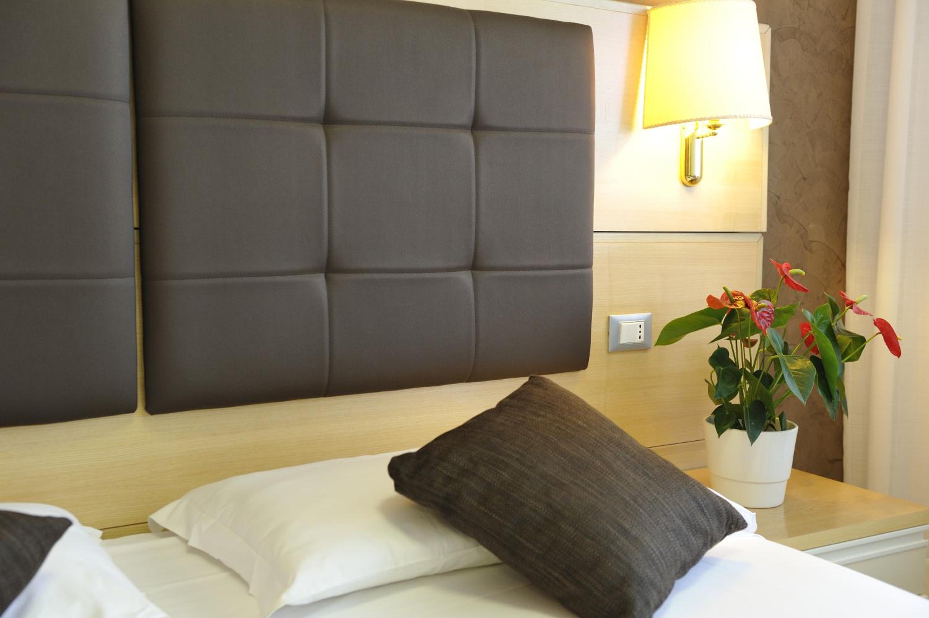 Double Room - Photo 7