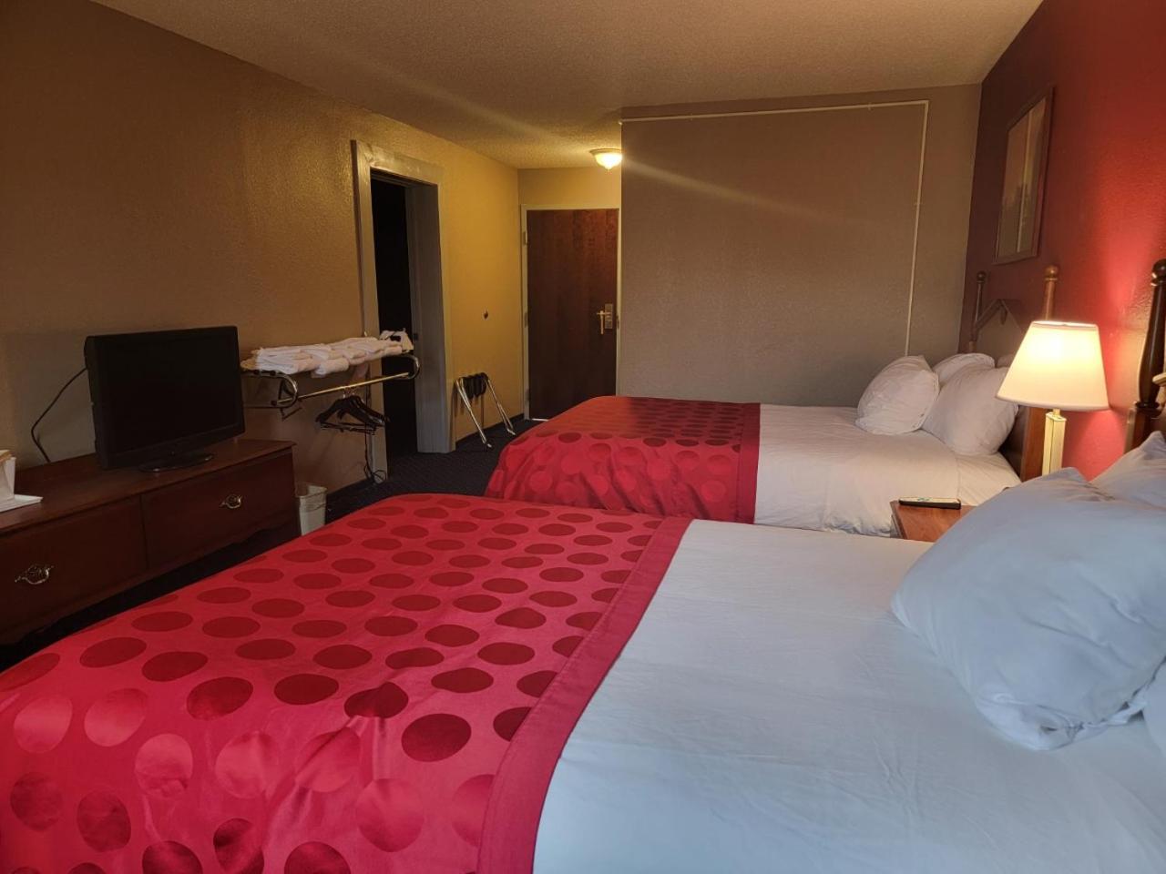Suite with 1 King Bed and 2 Double Beds, Mobility Accessible - Non-Smoking photo 3