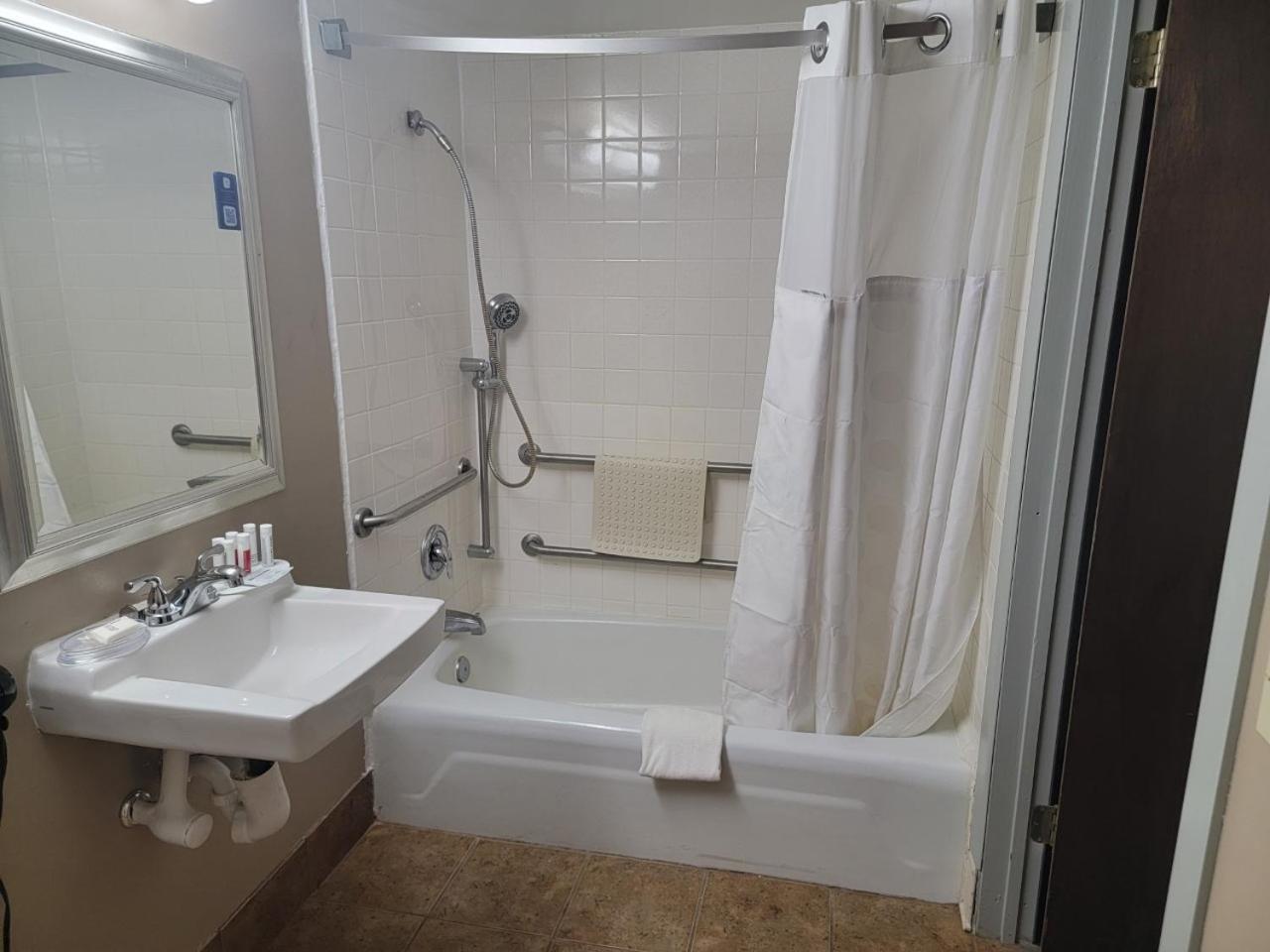 Suite with 1 King Bed and 2 Double Beds, Mobility Accessible - Non-Smoking photo 2