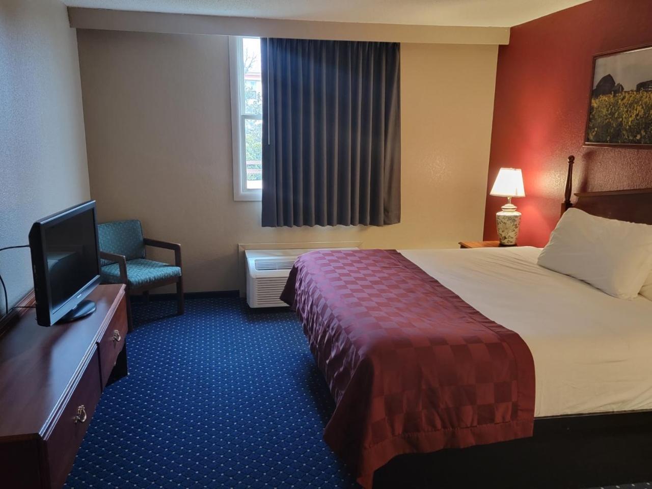 Suite with 1 King Bed and 2 Double Beds, Mobility Accessible - Non-Smoking photo 1