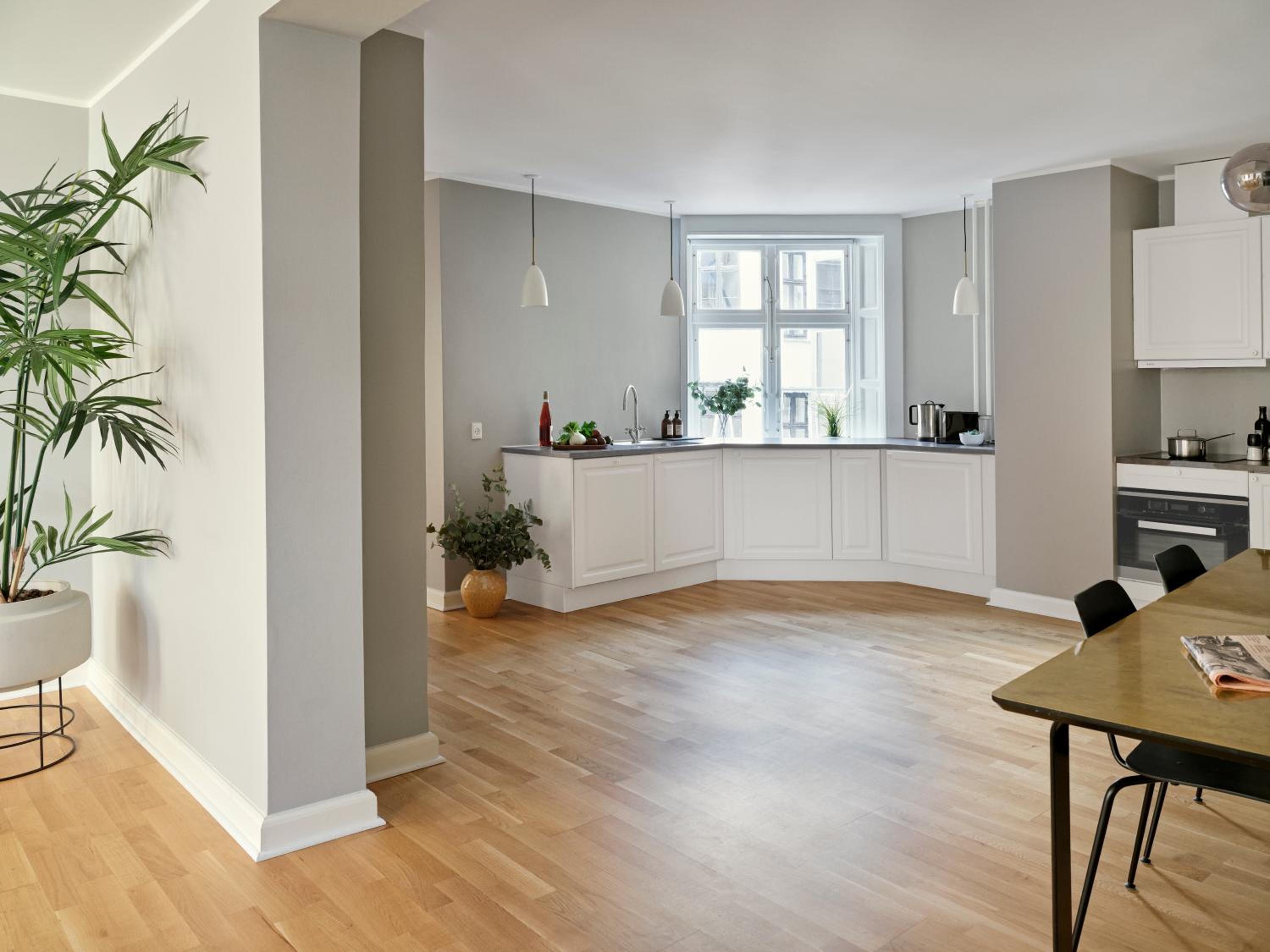 Deluxe Two-Bedroom Apartment thumbnail 6