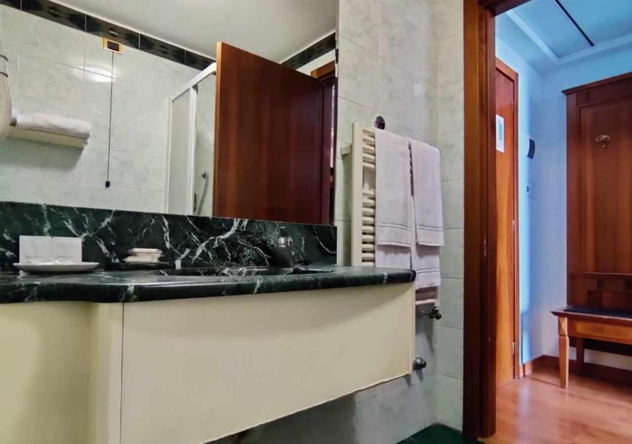 Standard Double or Twin Room - Photo 8