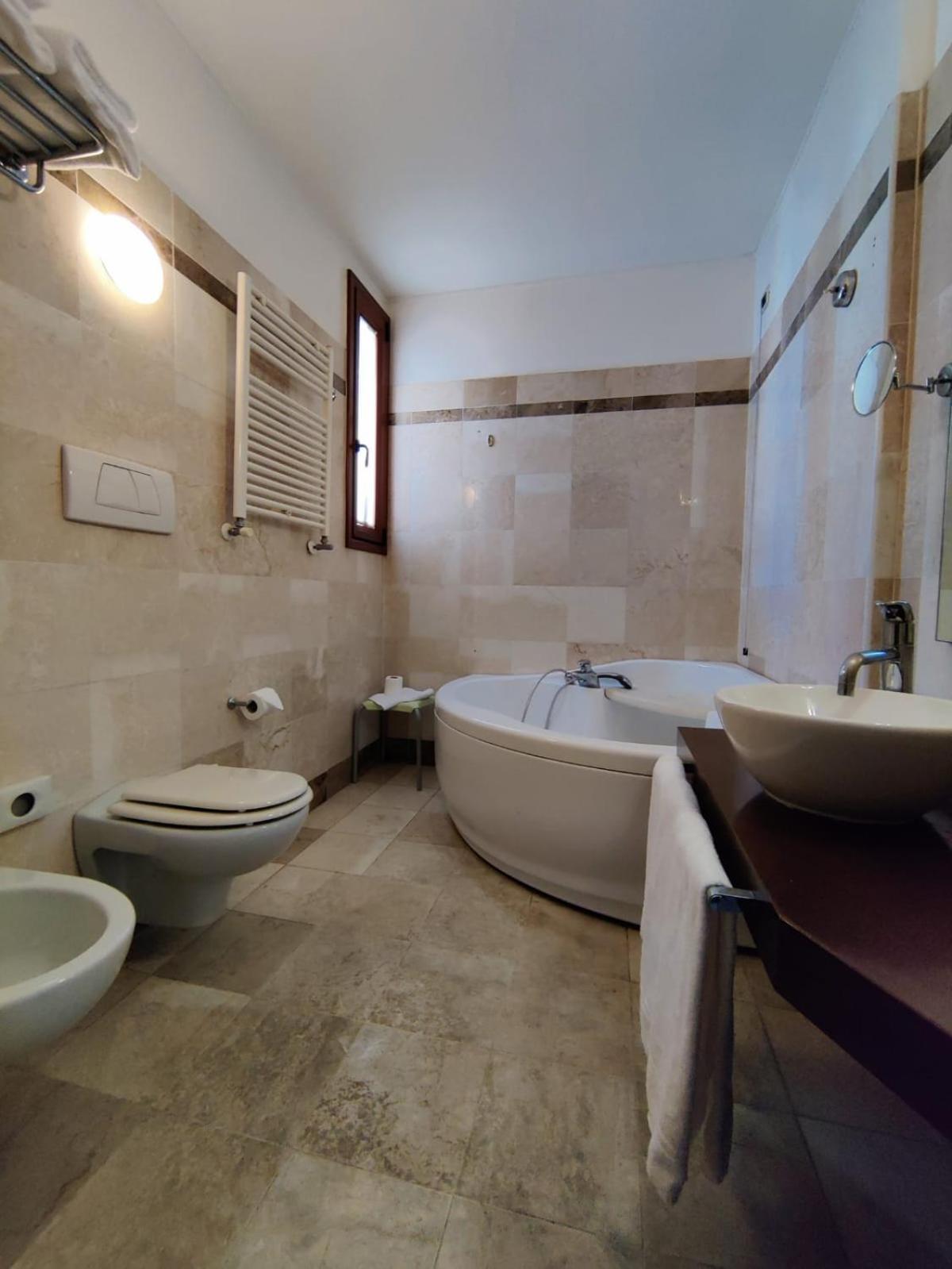 Superior Quadruple Room - Photo 6