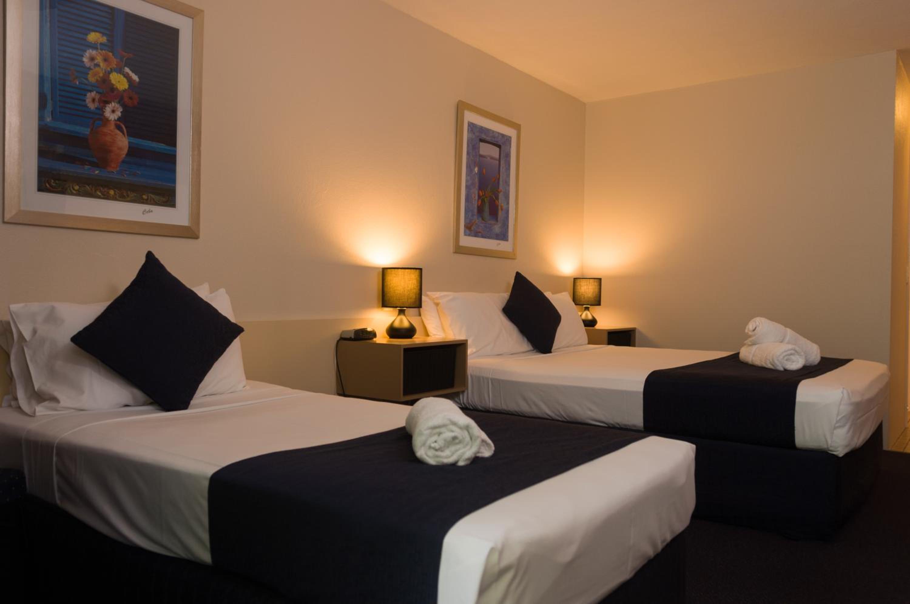 Standard Twin Room thumbnail 5