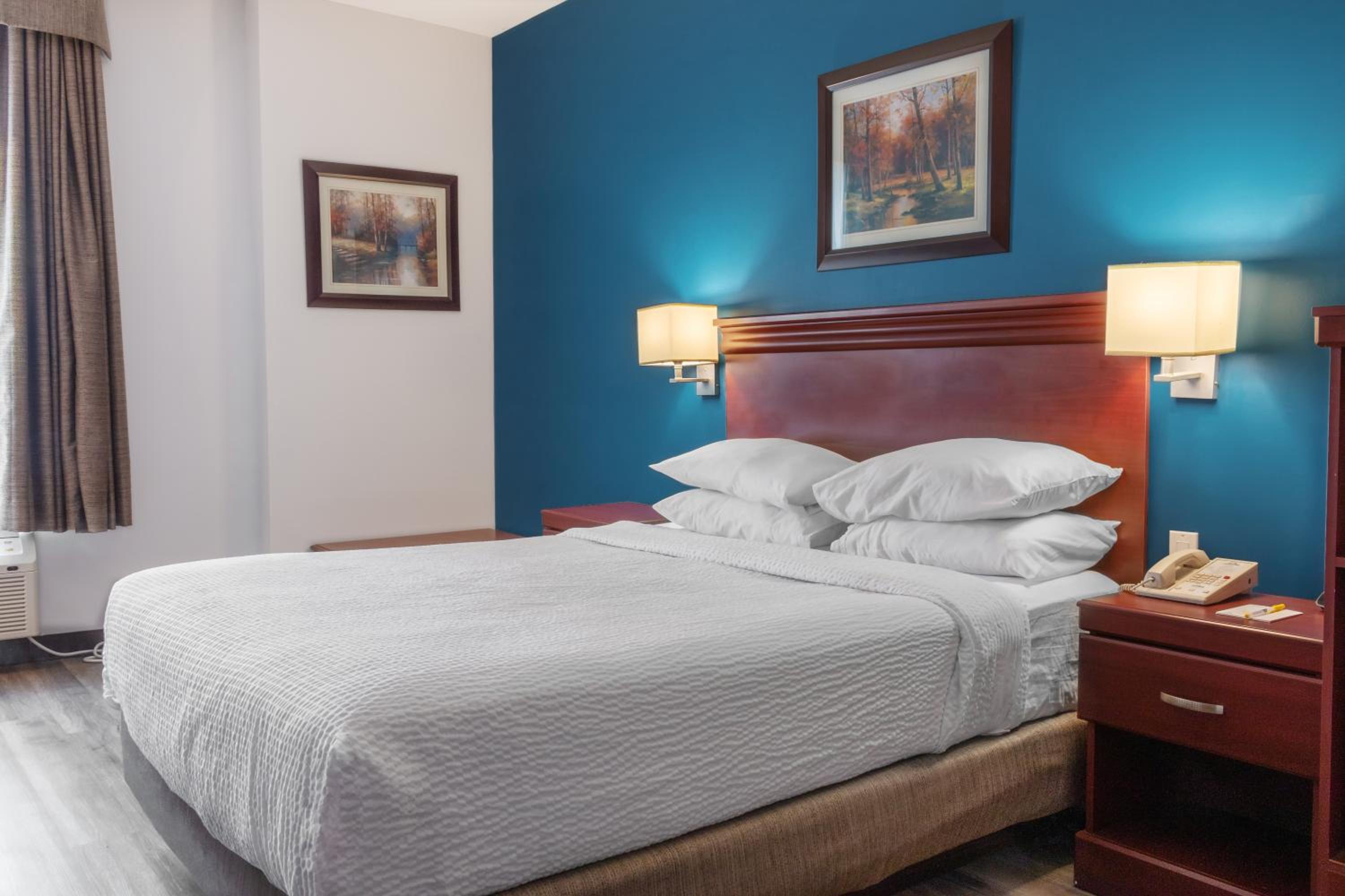 Queen Room photo 2