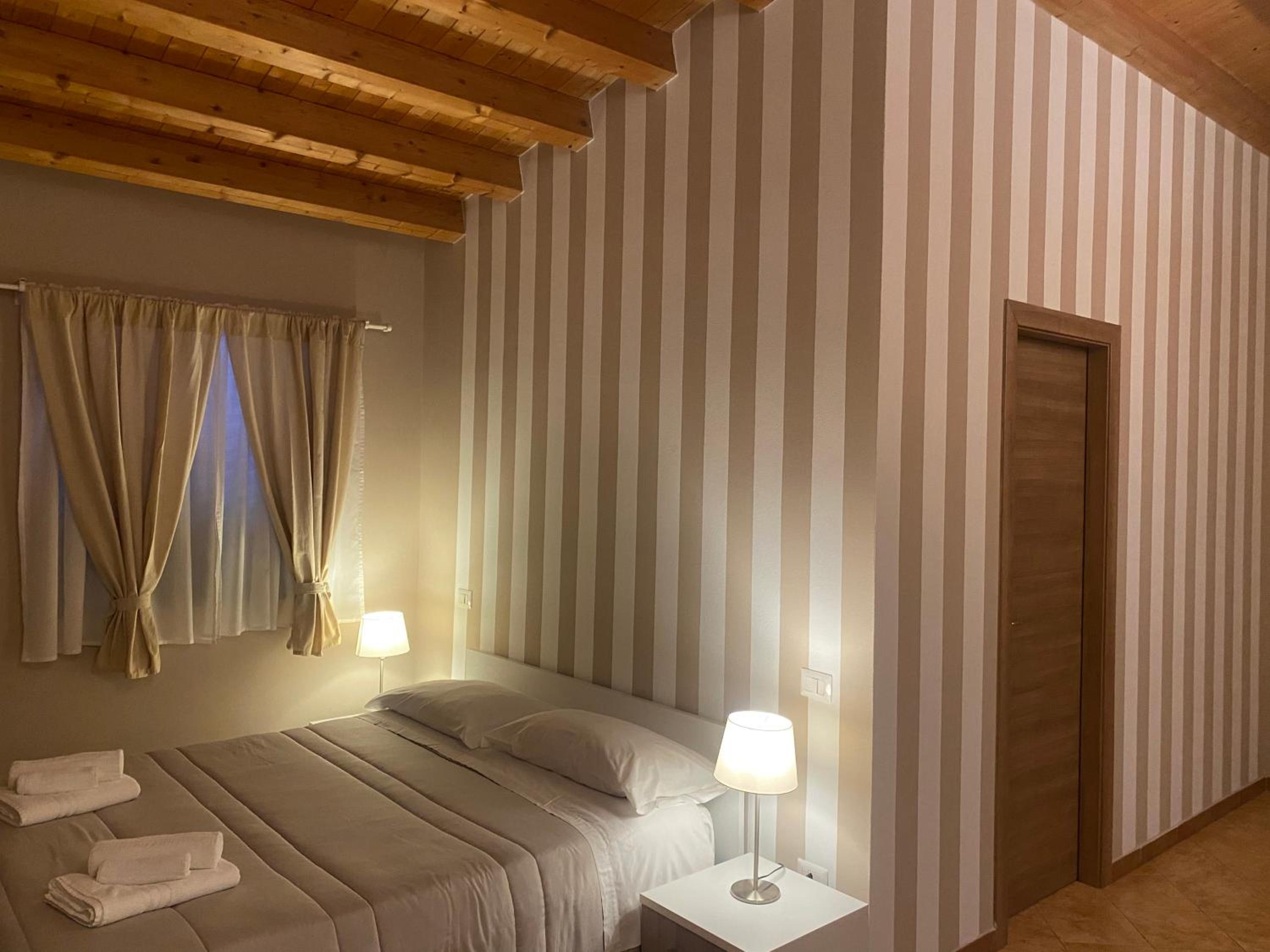 King Room with Roll-In Shower - Disability Access - Photo 1