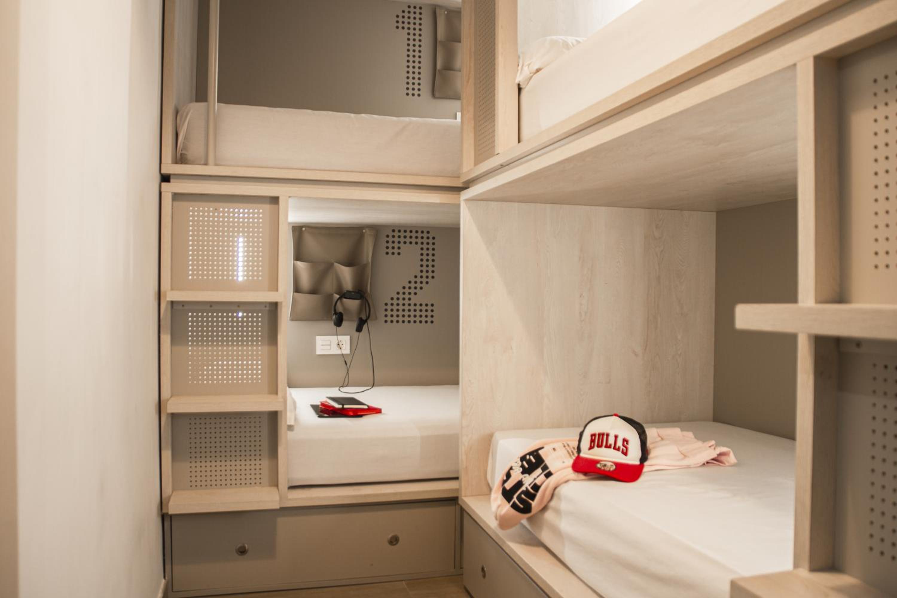 Cama en Dormitorio Femenino de 4 Camas con Baño Privado