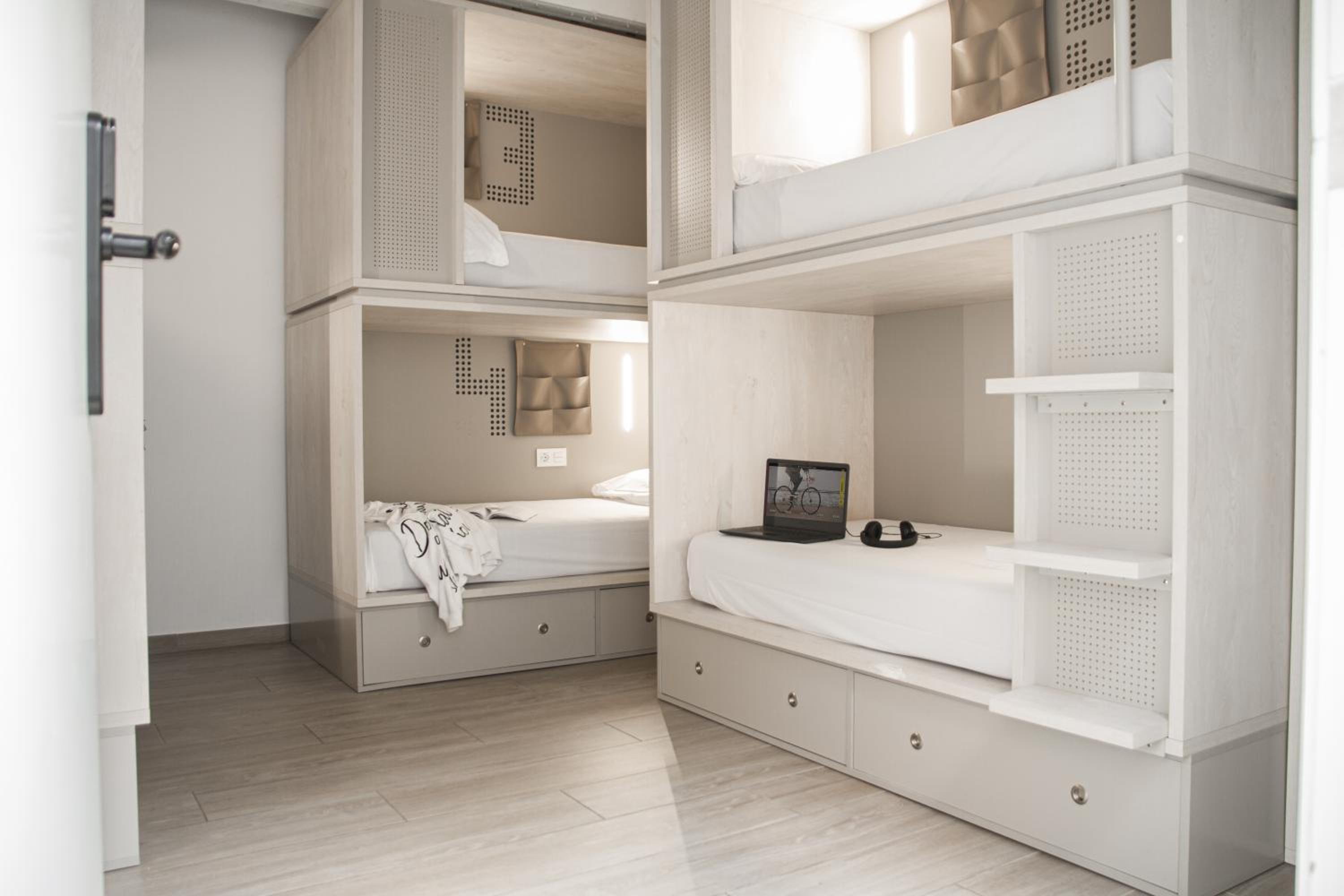 Cama en Habitación Compartida Mixta de 6 Camas con Baño Privado
