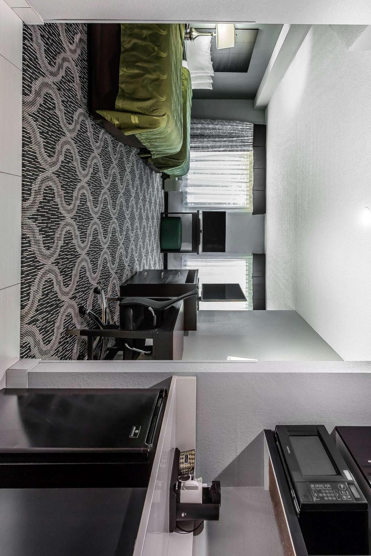 Queen Suite with Two Queen Beds - Disability Access/Non-Smoking - Photo 3