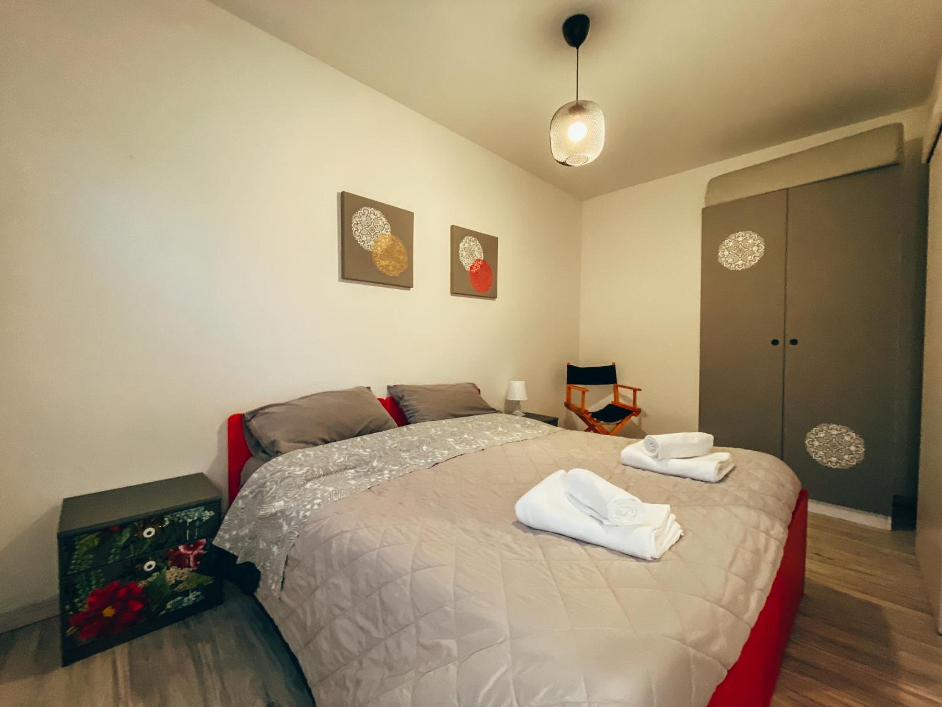 One-Bedroom Apartment photo 1
