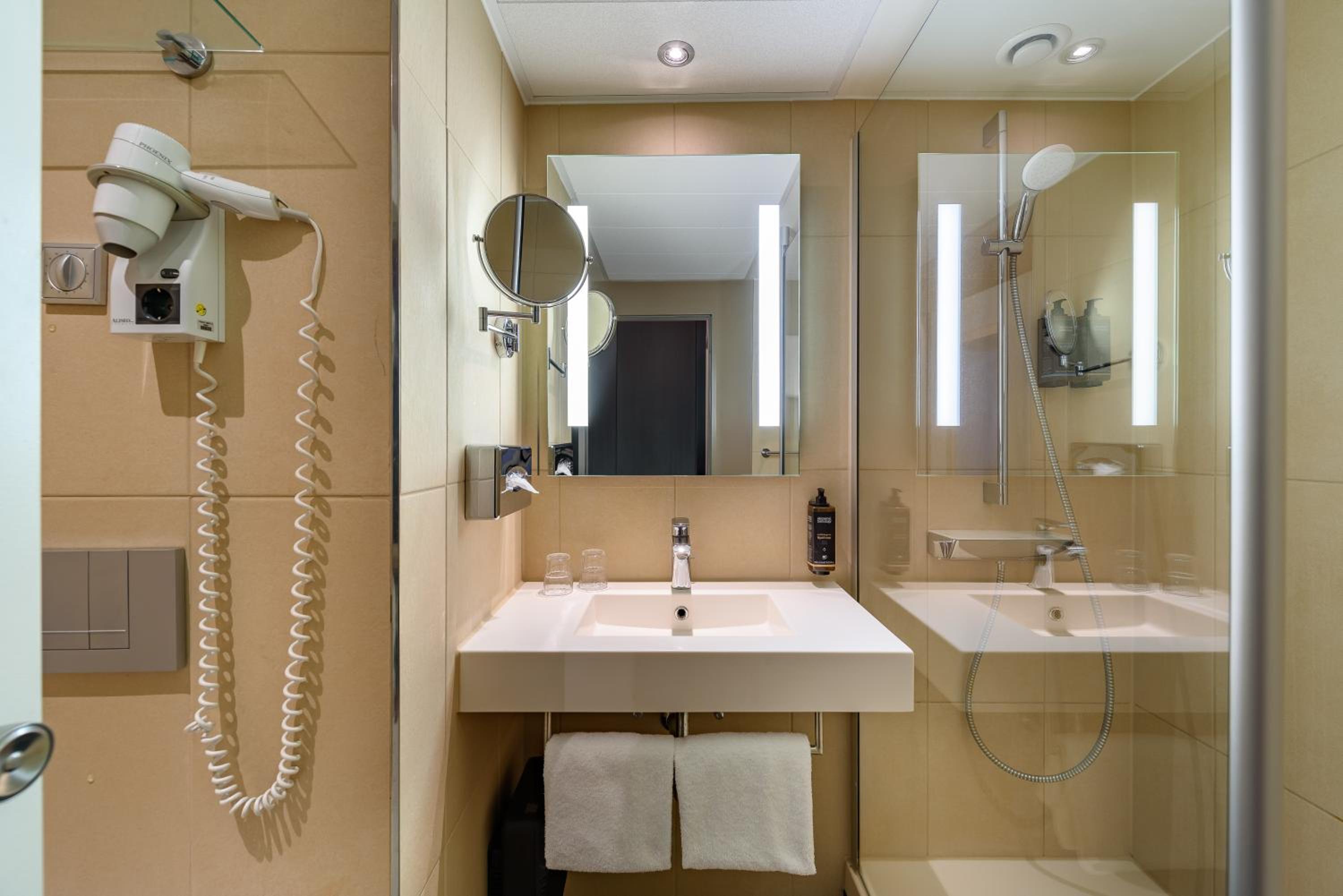 Standard Twin Room - Photo 5