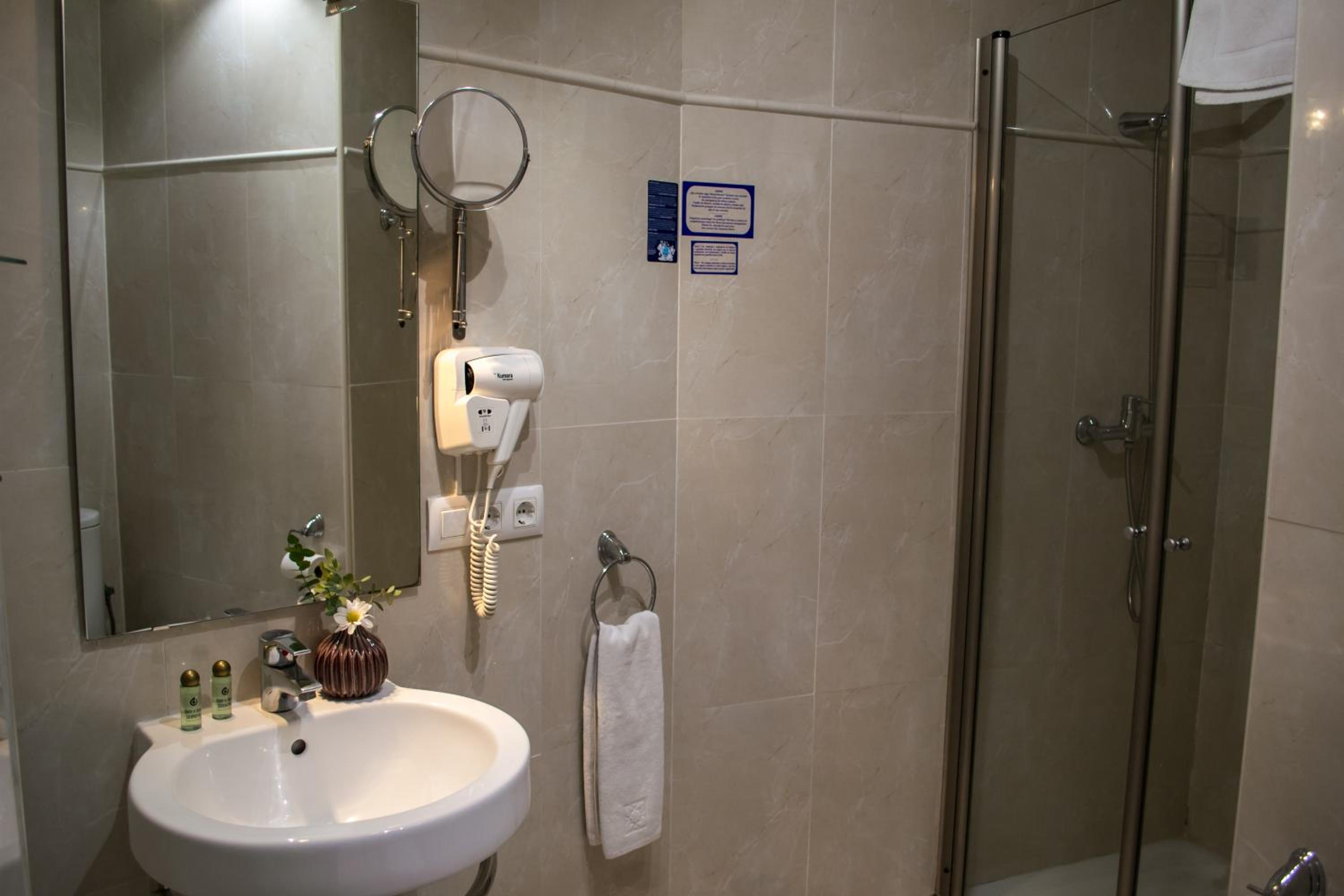 Small Double Room - Ground Floor - Photo 2