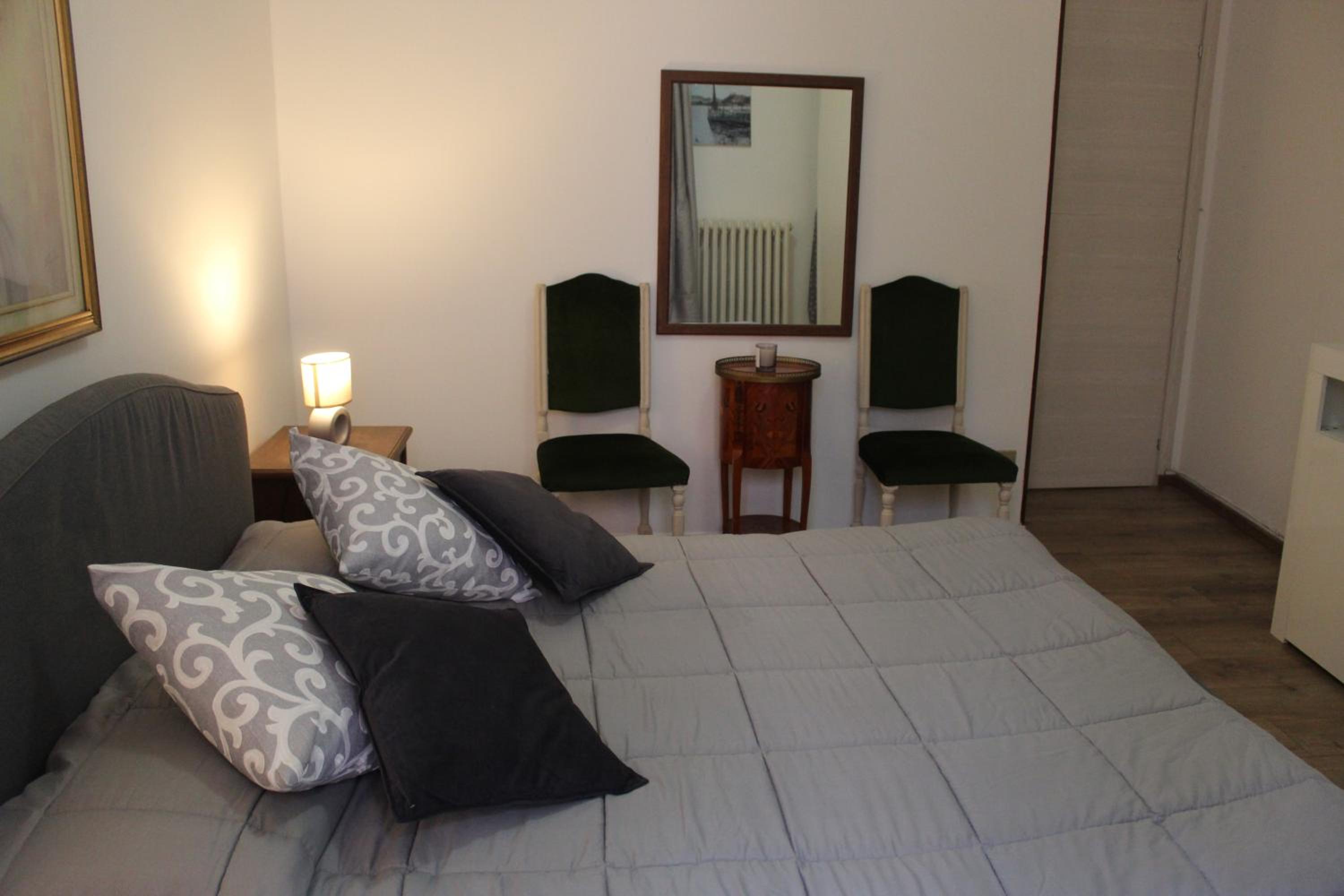 One-Bedroom Apartment photo 3