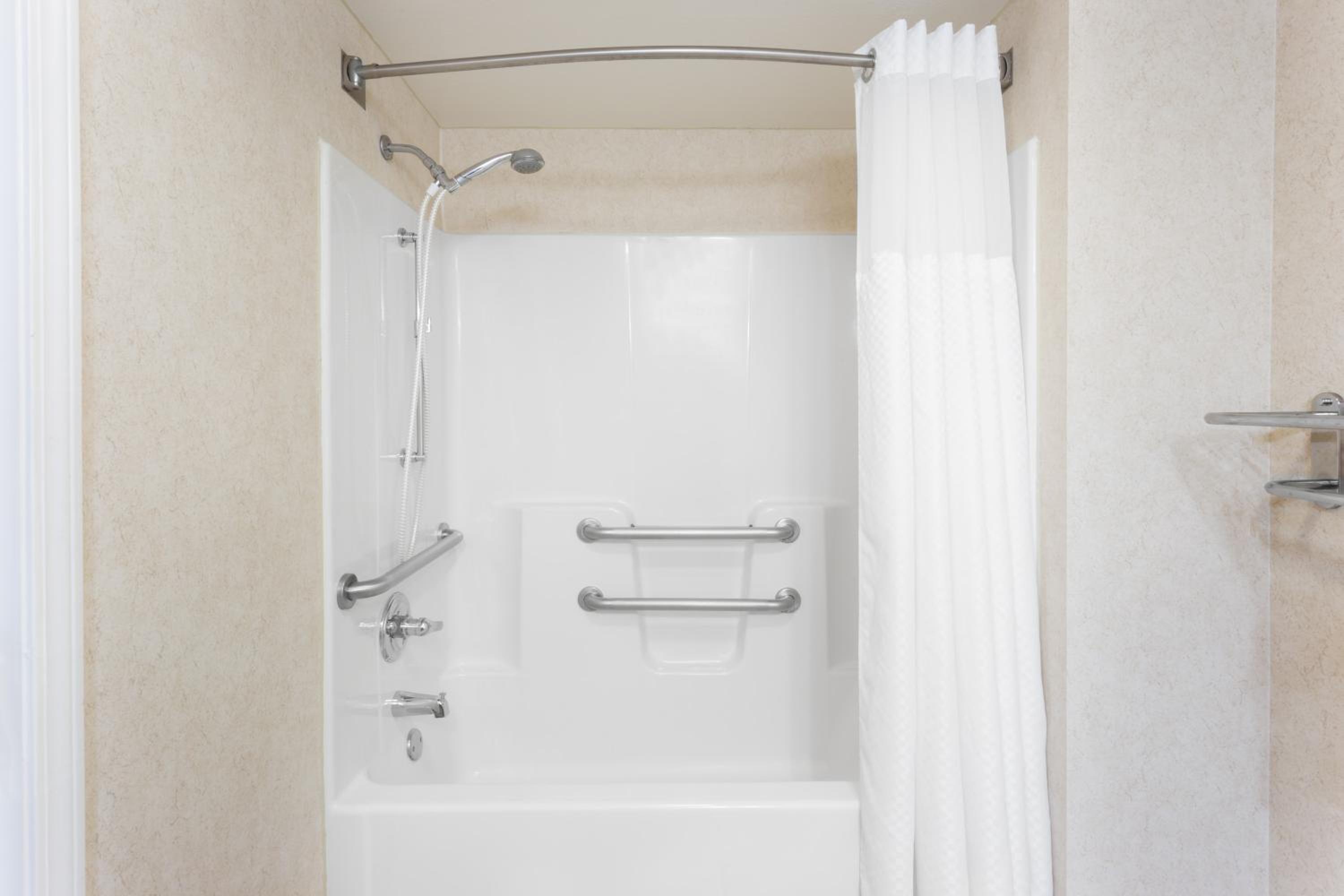 Deluxxe King Studio Suite - Mobility Accessible/Non-Smoking - Photo 3