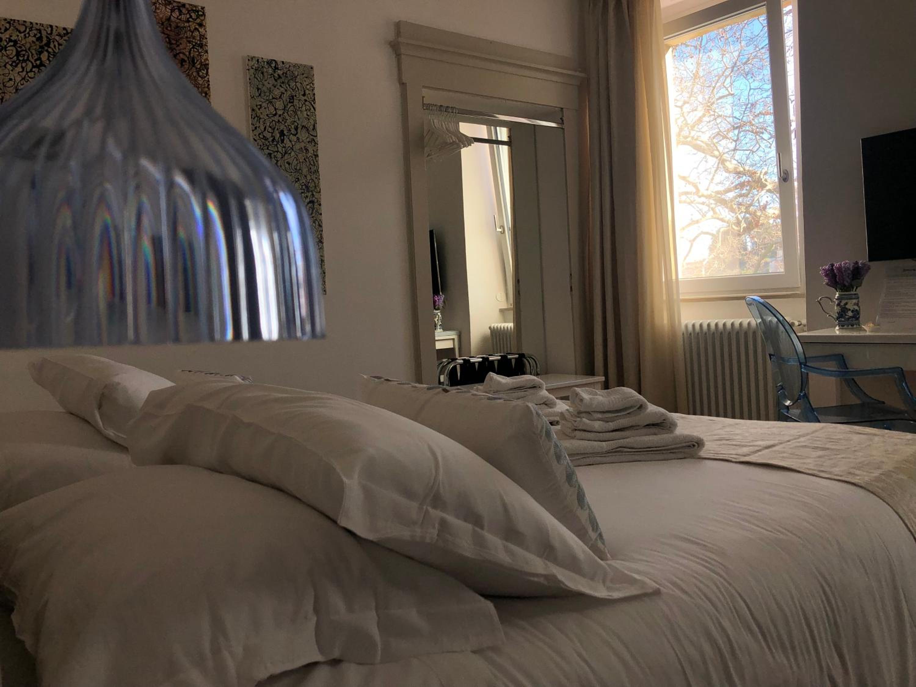 Large Double Room - Photo 6