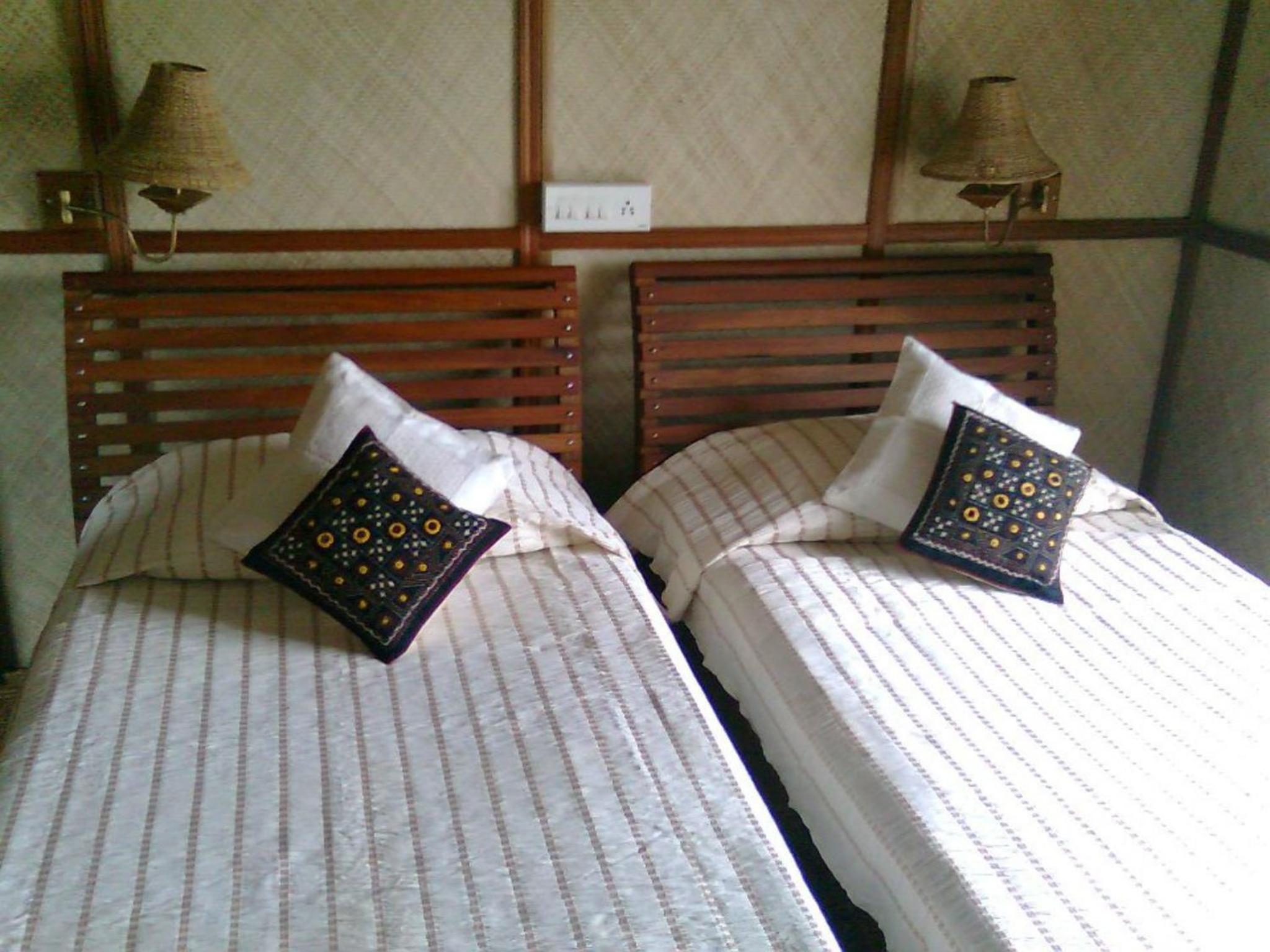 Two Bedroom Houseboat - Photo 9