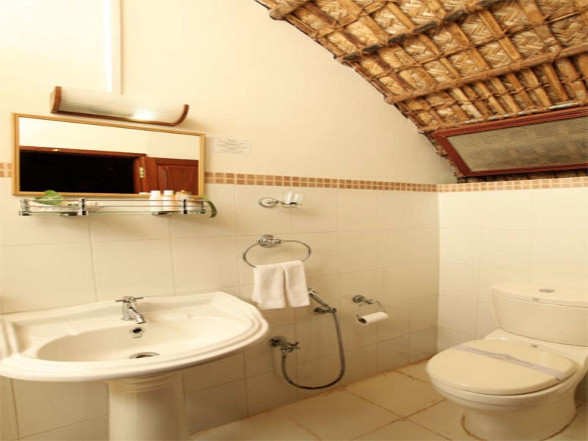 Two Bedroom Houseboat - Photo 38