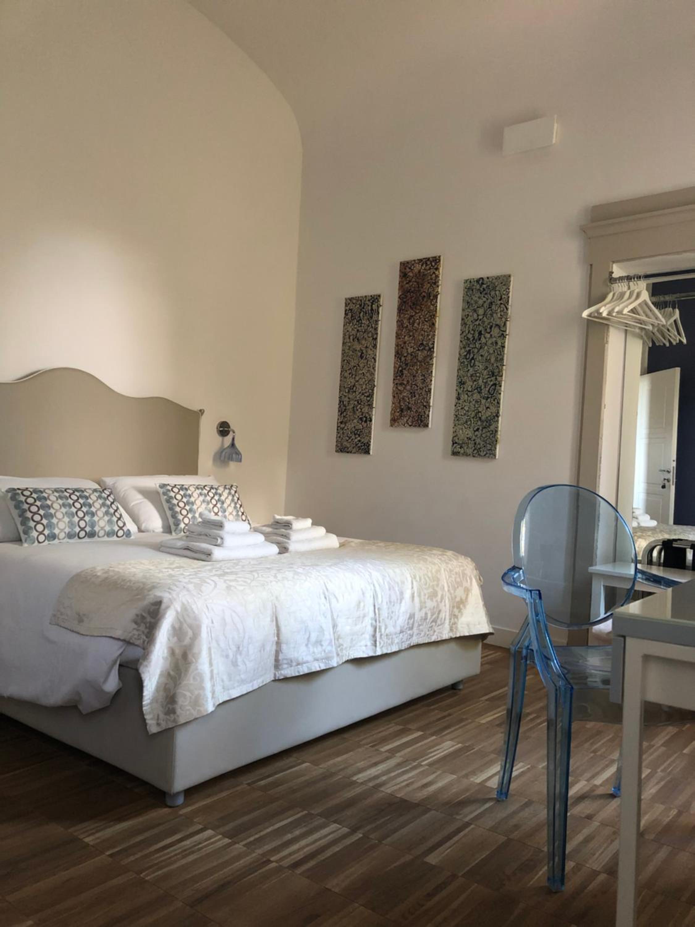 Large Double Room - Photo 1
